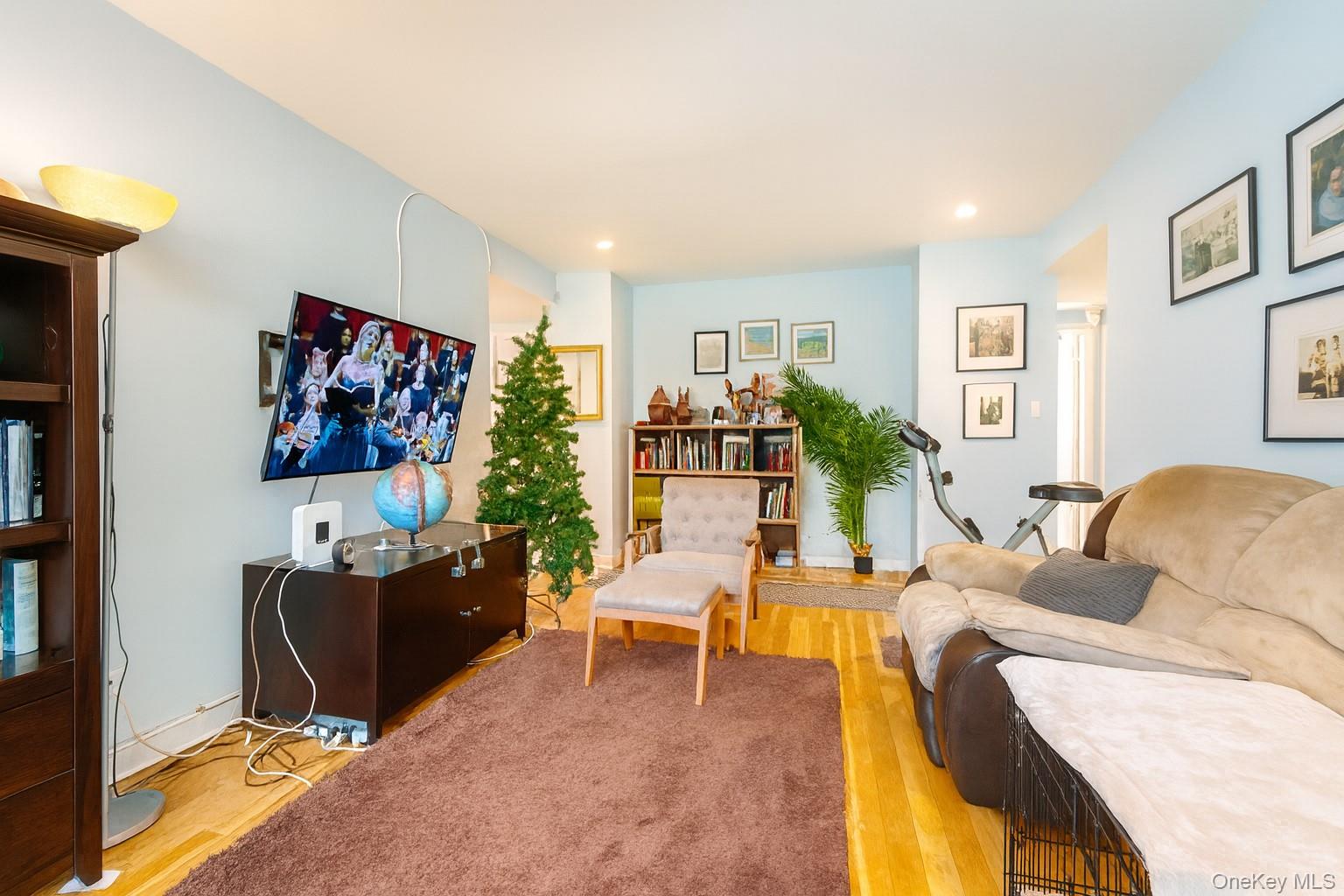 6 West Mill Drive # 2D, Great Neck, NY 11021