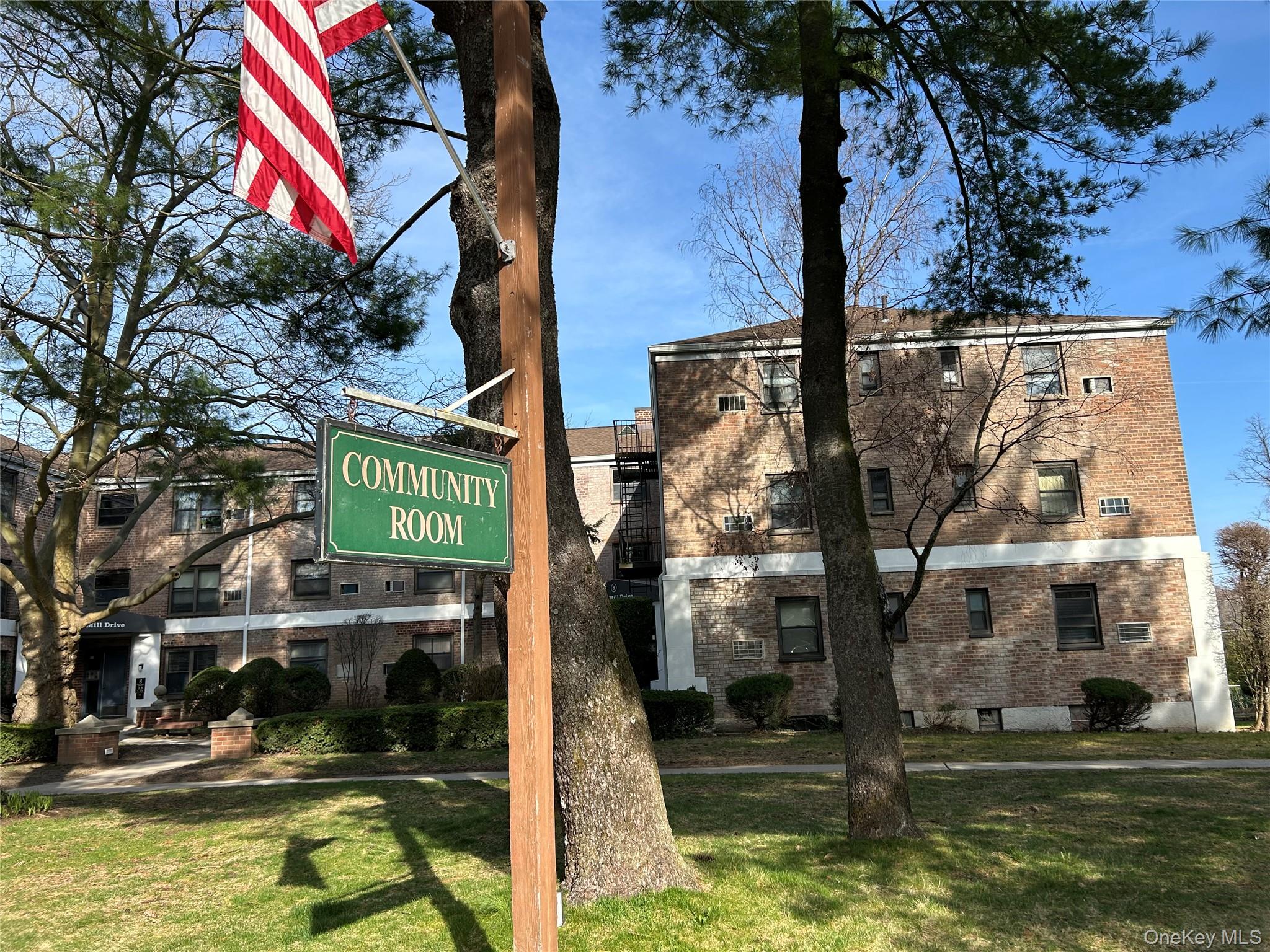 6 W West Mill Drive # 2D, Great Neck, NY 11021