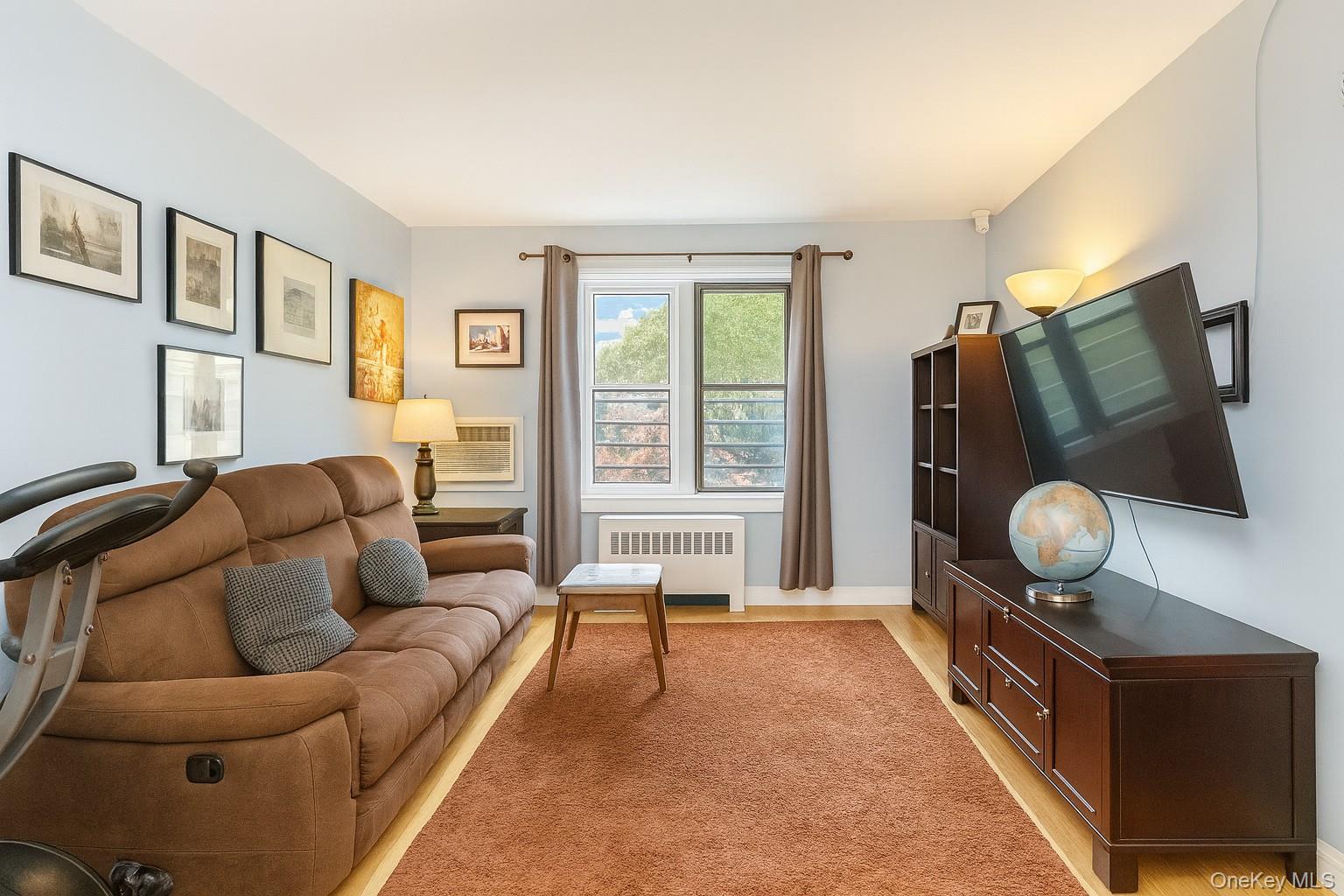 6 W West Mill Drive # 2D, Great Neck, NY 11021