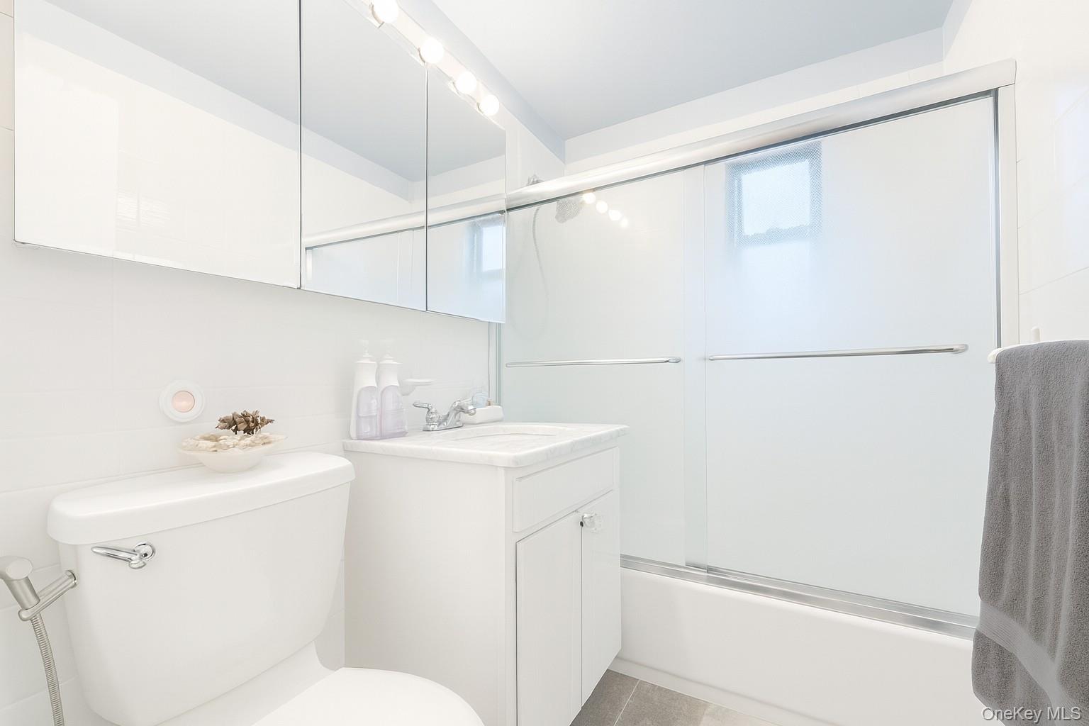 6 W West Mill Drive # 2D, Great Neck, NY 11021