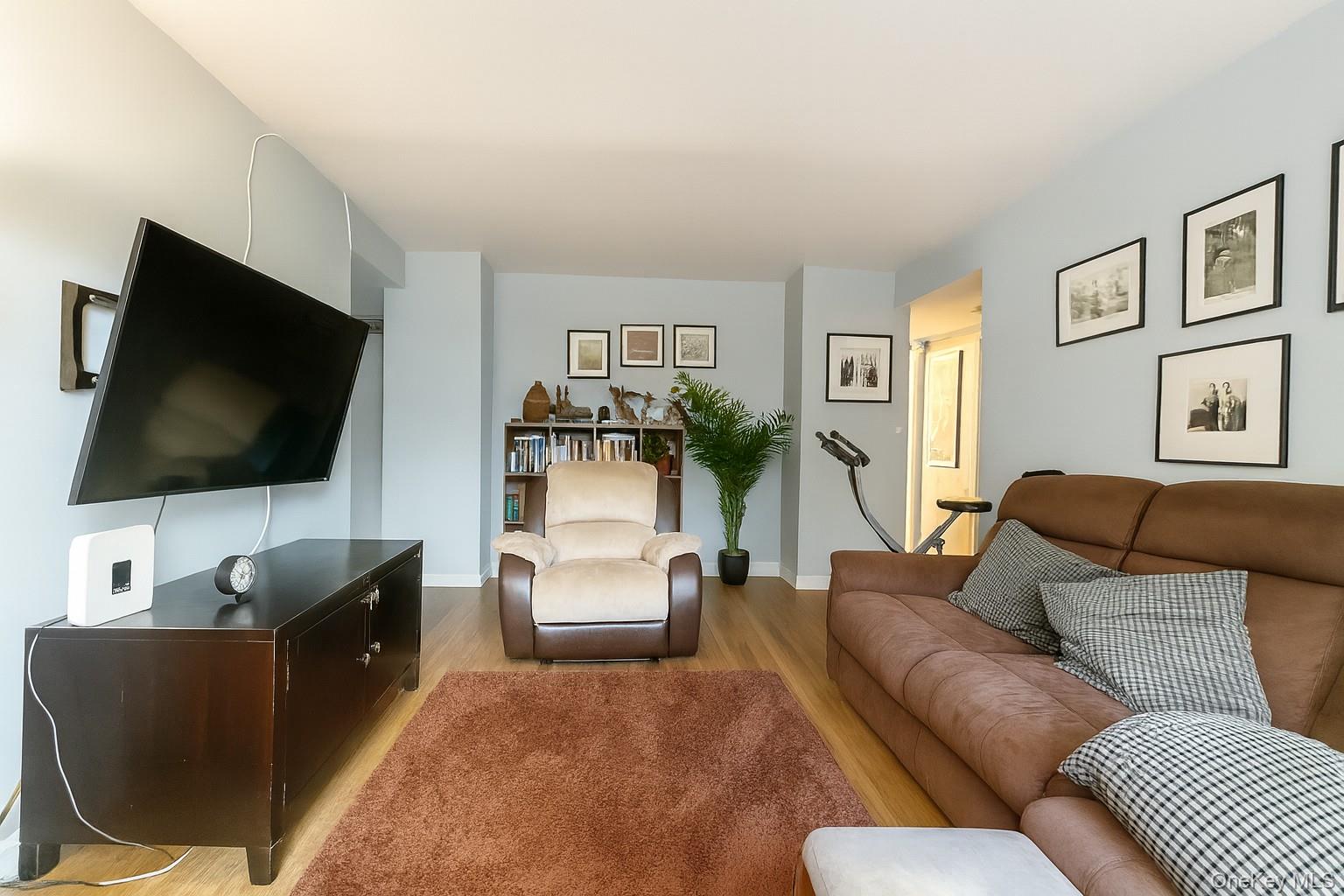 6 W West Mill Drive # 2D, Great Neck, NY 11021