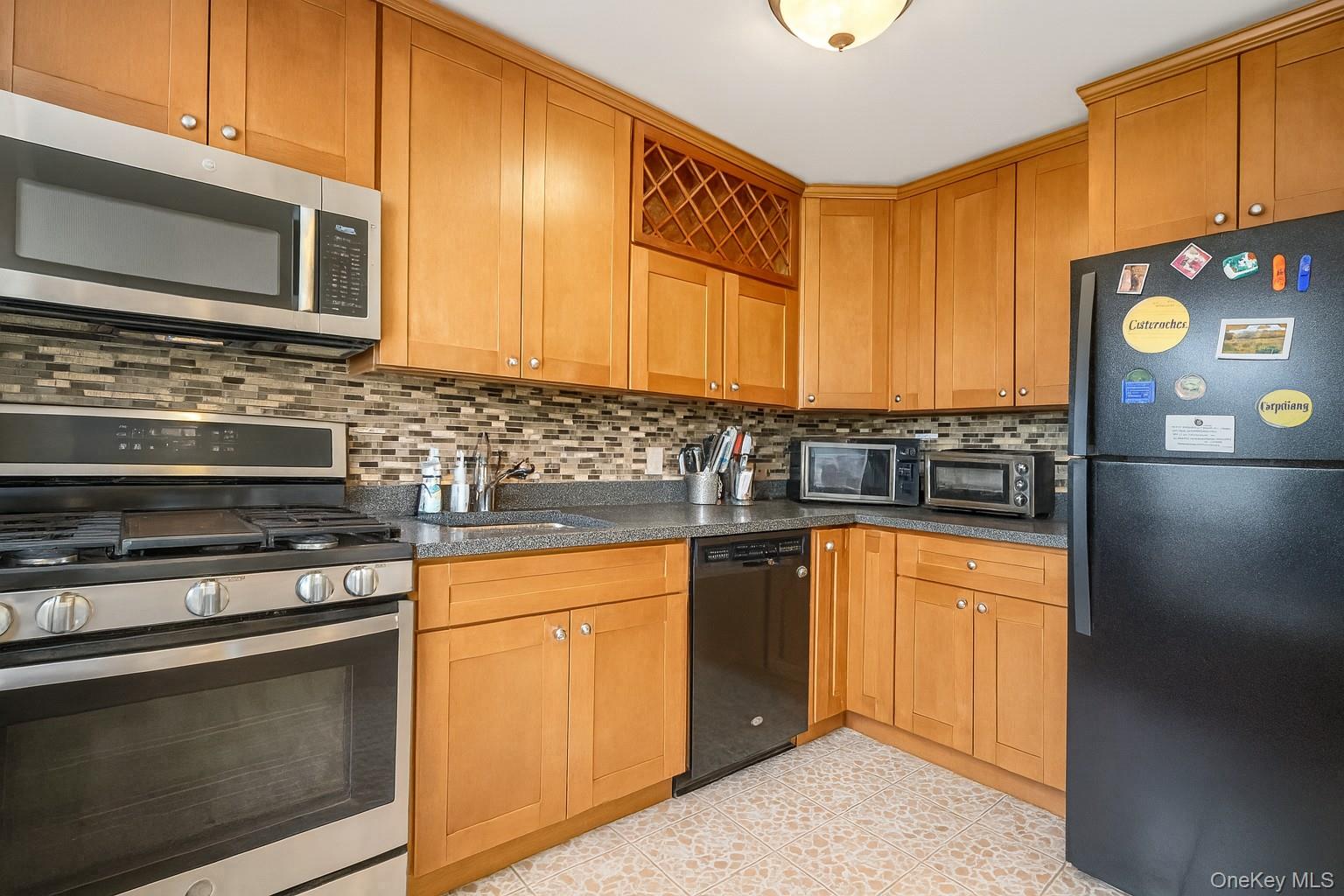 6 W West Mill Drive # 2D, Great Neck, NY 11021