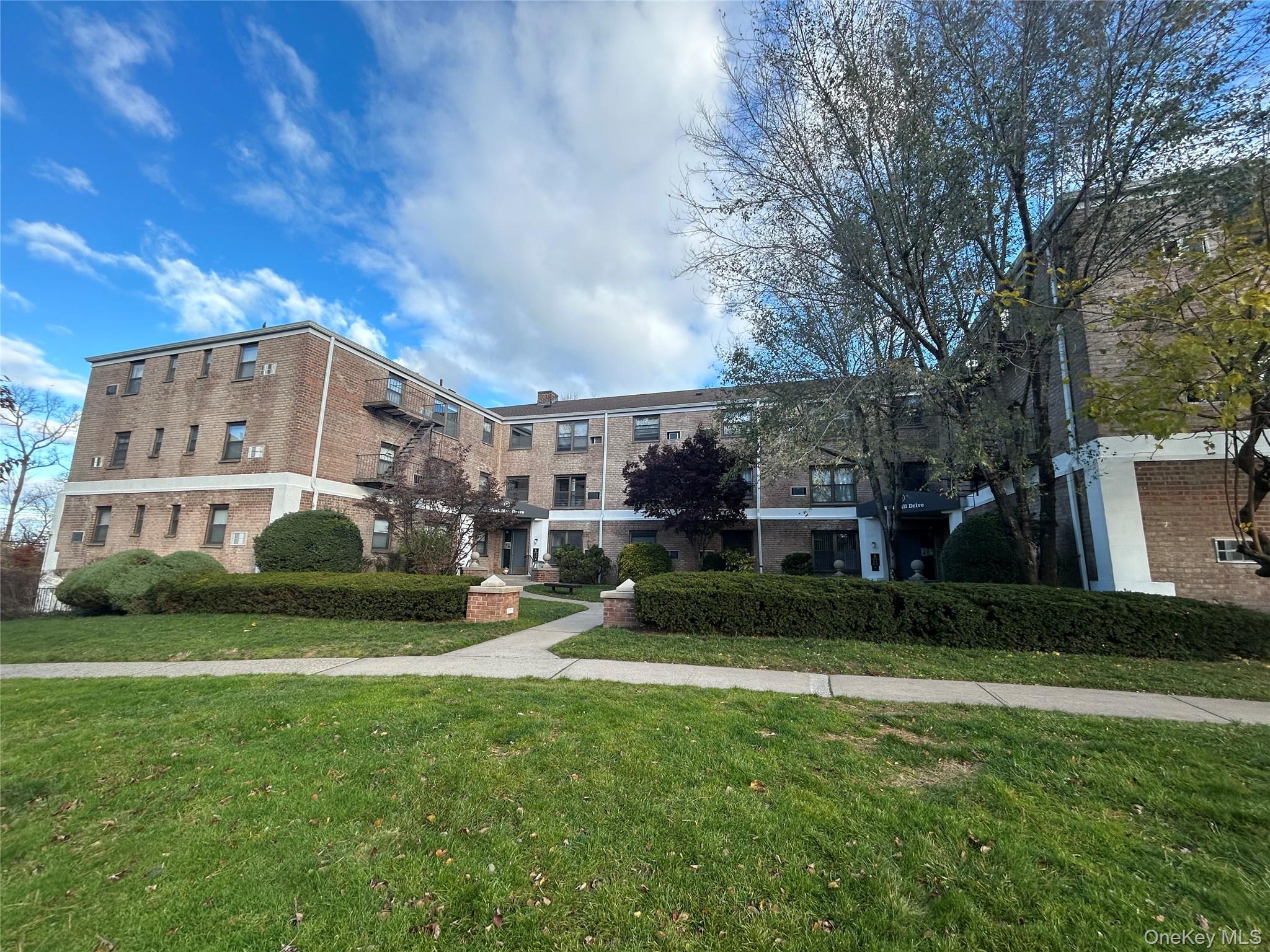 6 W West Mill Drive # 2D, Great Neck, NY 11021