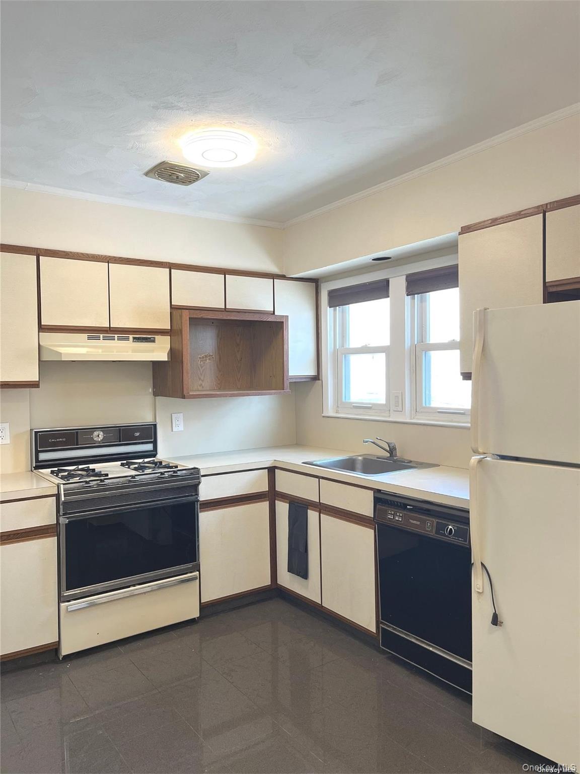 307 Magnolia Boulevard # Upper, Long Beach, NY 11561