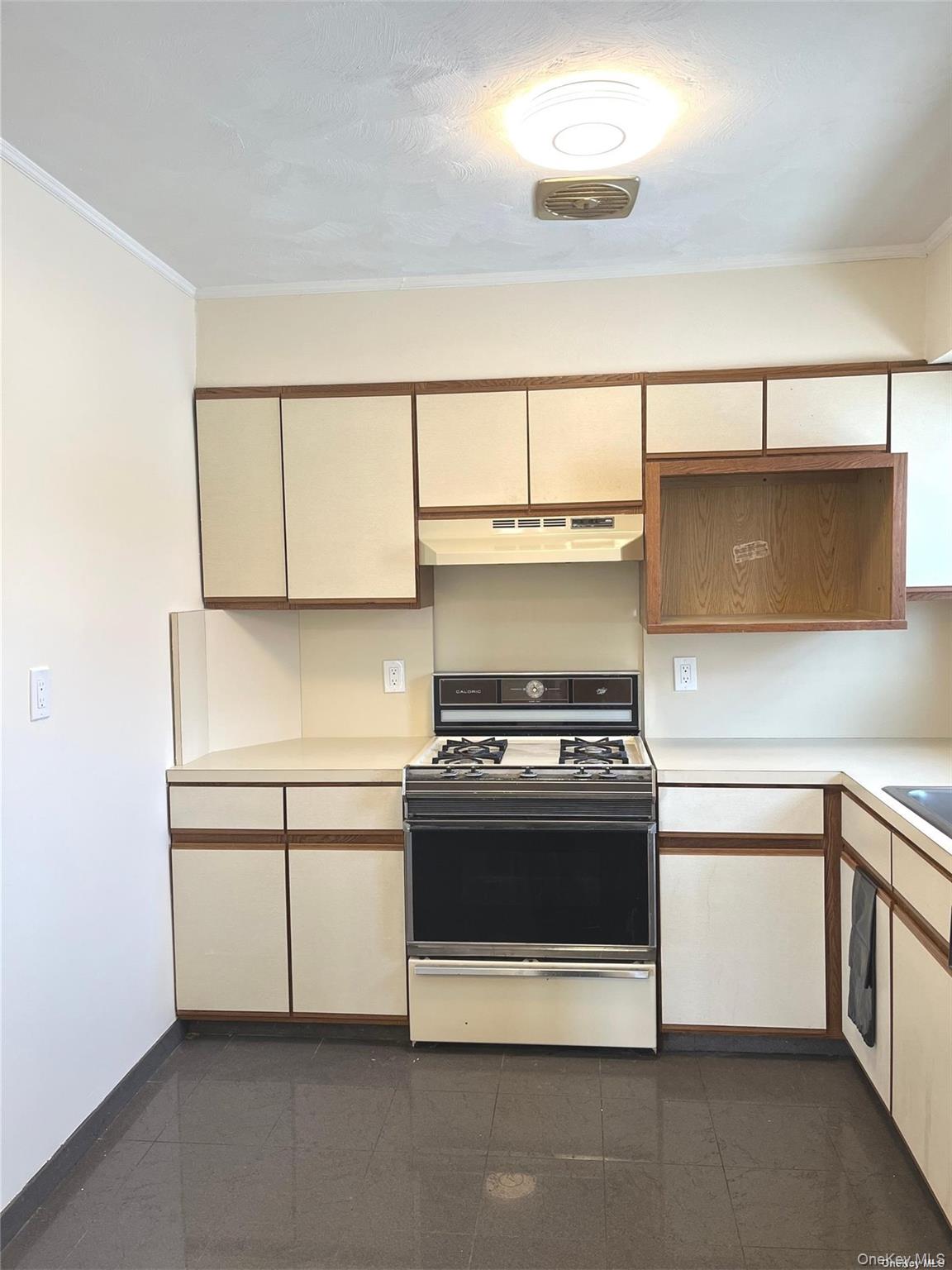 307 Magnolia Boulevard # Upper, Long Beach, NY 11561