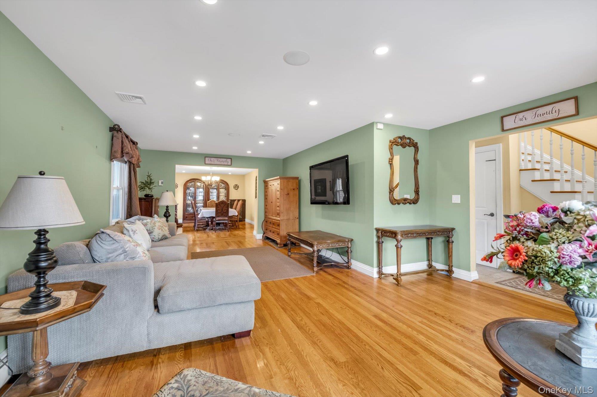 65 Reyam Road, Lynbrook, NY 11563