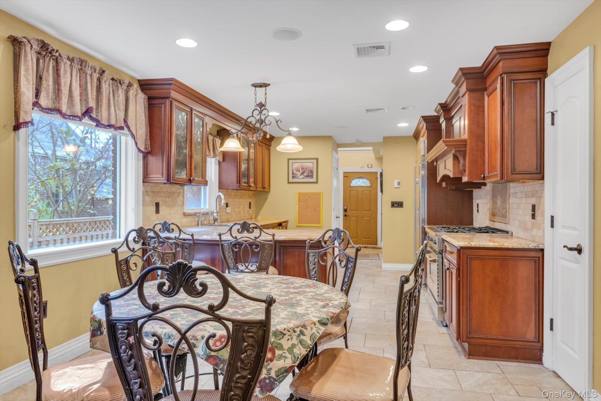 65 Reyam Road, Lynbrook, NY 11563