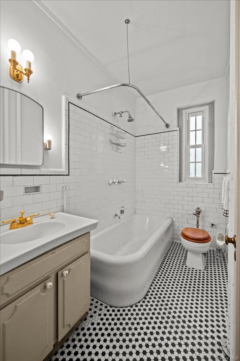 525 W 238th Street # 2B, Bronx, NY 10463