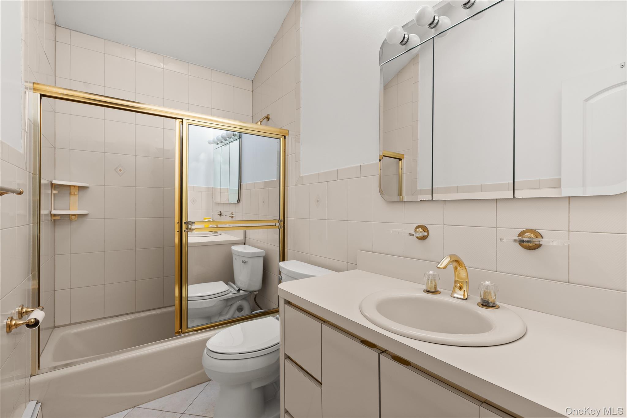 157 N Alleghany Avenue, Lindenhurst, NY 11757