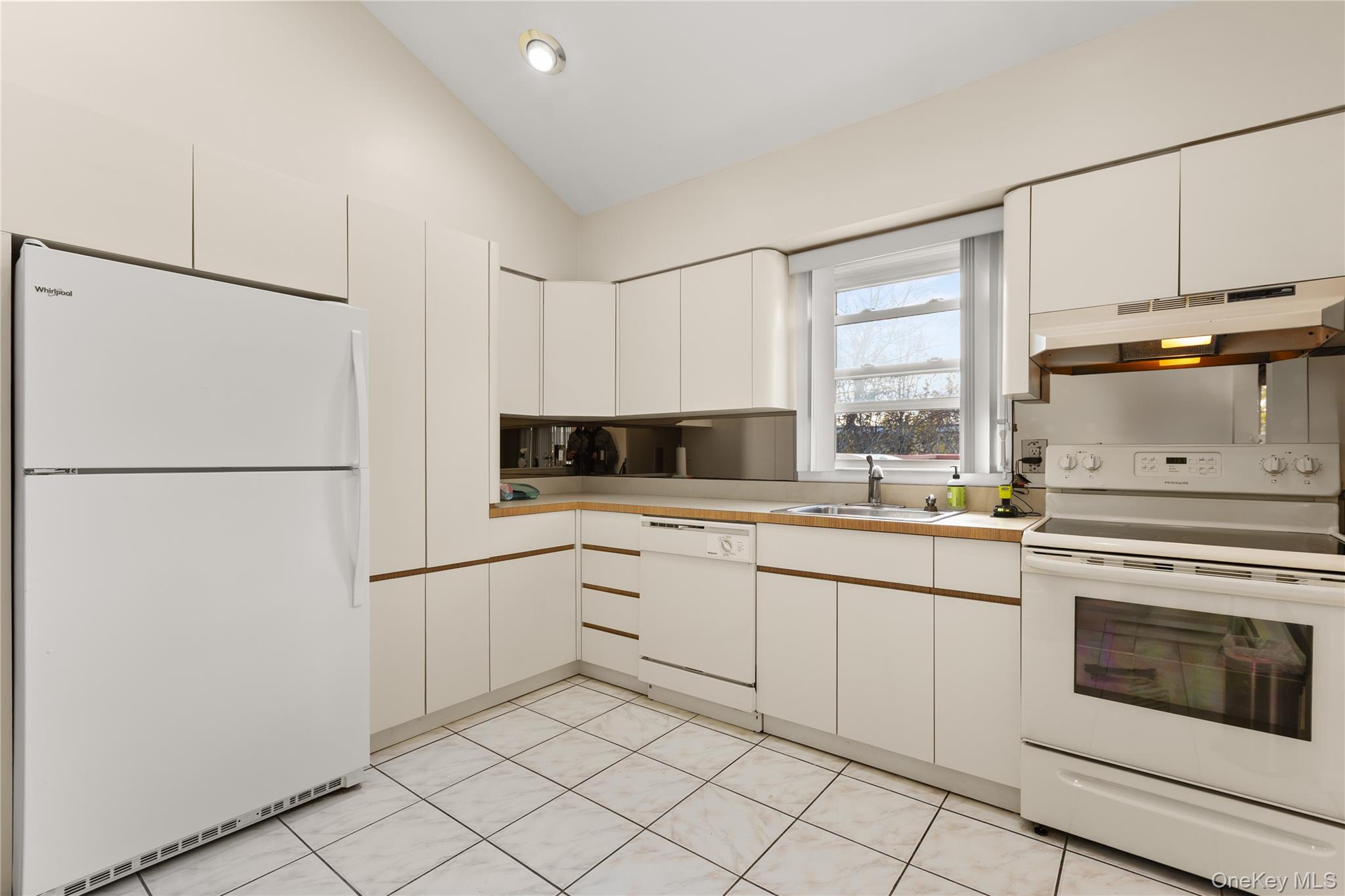 157 N Alleghany Avenue, Lindenhurst, NY 11757