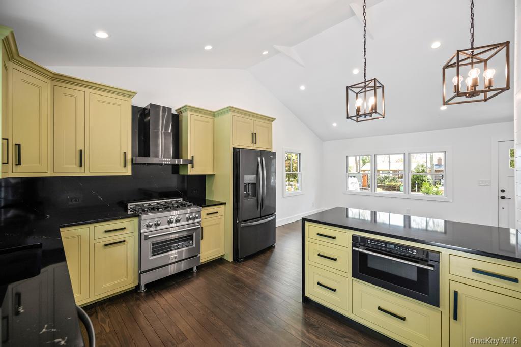 10 Shinnecock Lane, Hampton Bays, NY 11946