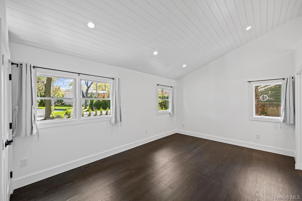 10 Shinnecock Lane, Hampton Bays, NY 11946