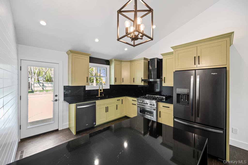 10 Shinnecock Lane, Hampton Bays, NY 11946