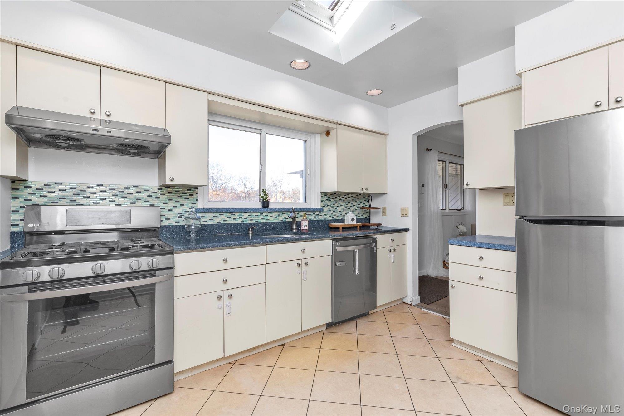 6 Karen Avenue, Plainview, NY 11803