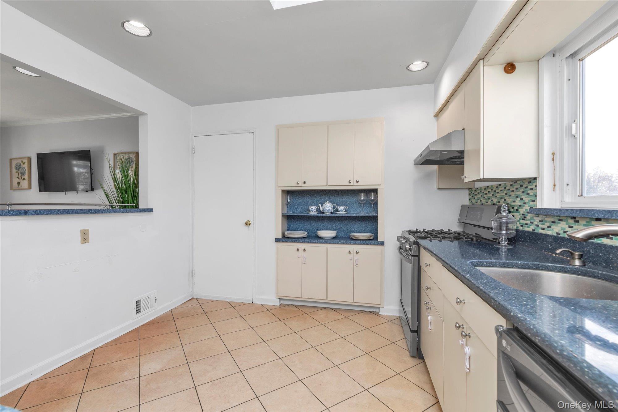 6 Karen Avenue, Plainview, NY 11803