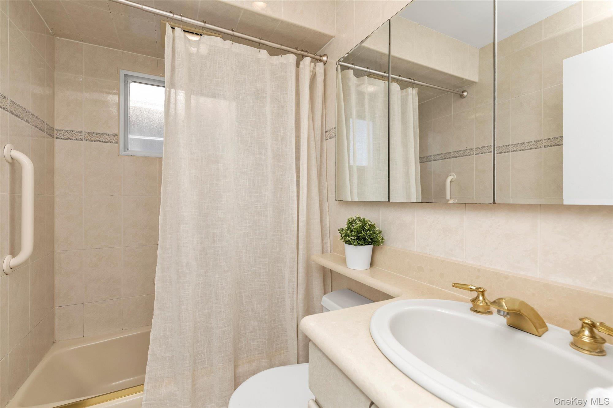 6 Karen Avenue, Plainview, NY 11803