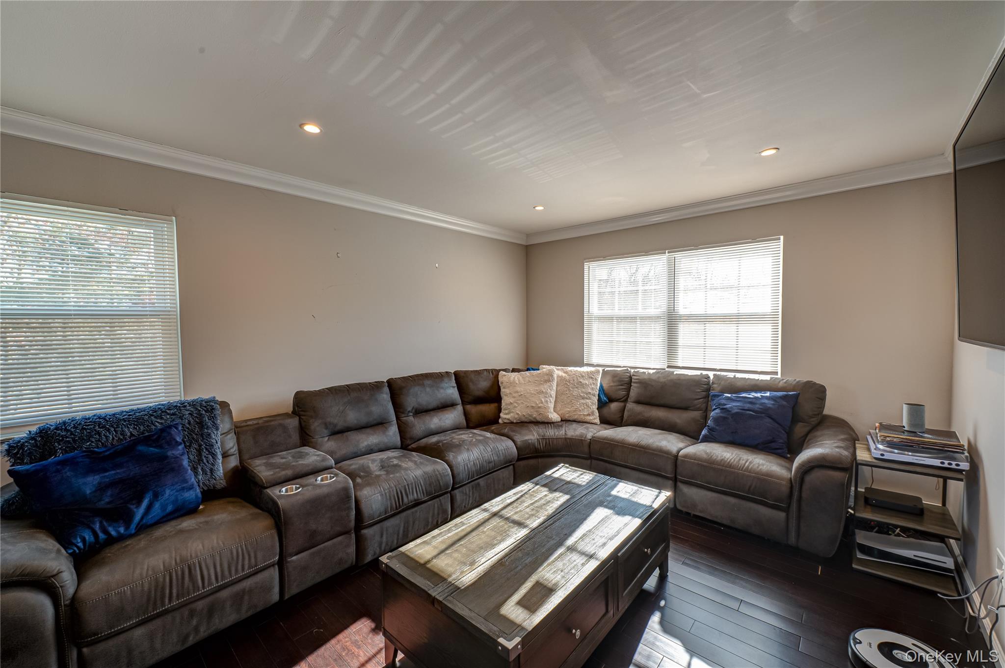 27 MANCHESTER Road, Huntington, NY 11743