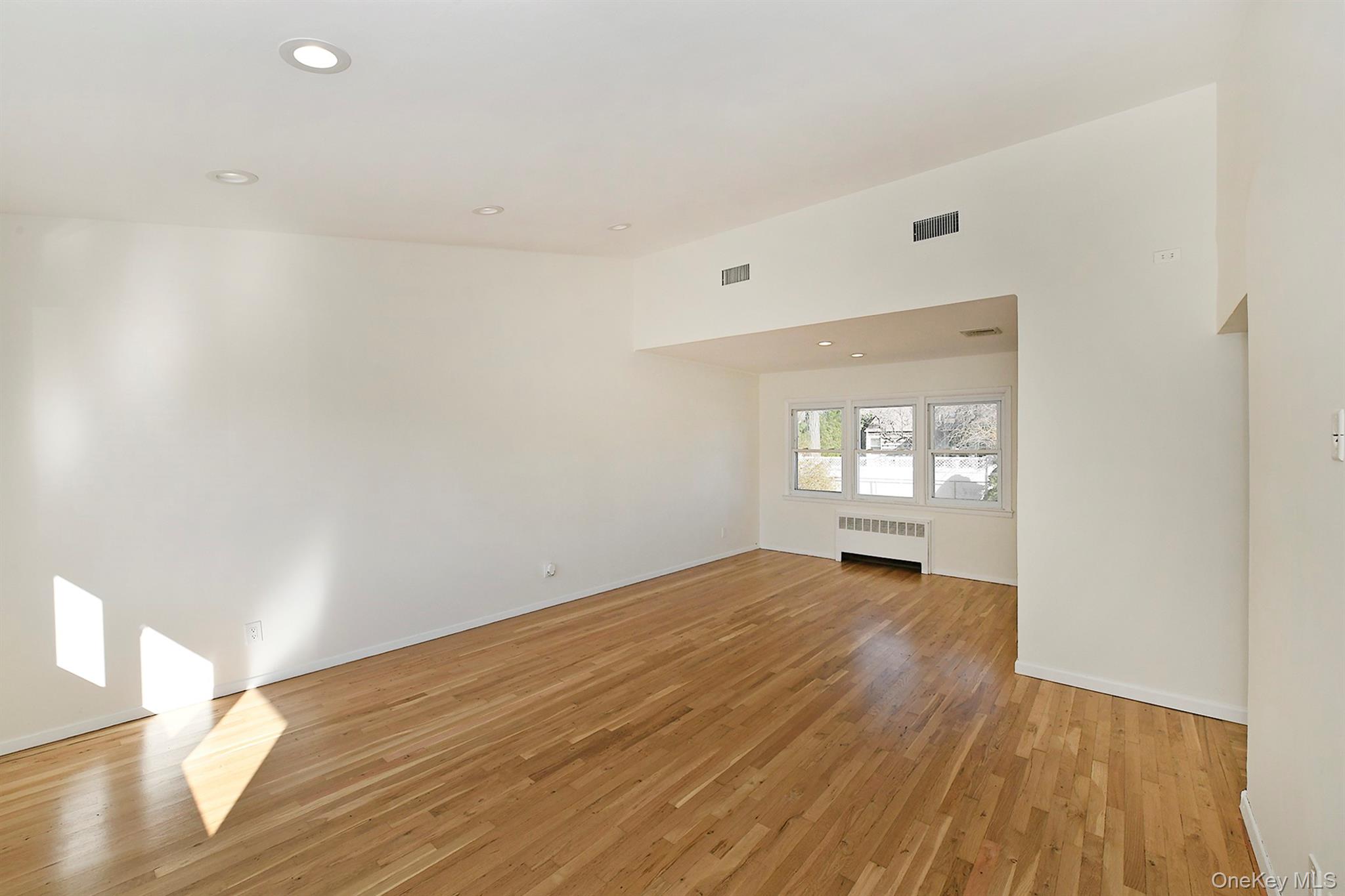 7 Stephen Drive, Farmingdale, NY 11735