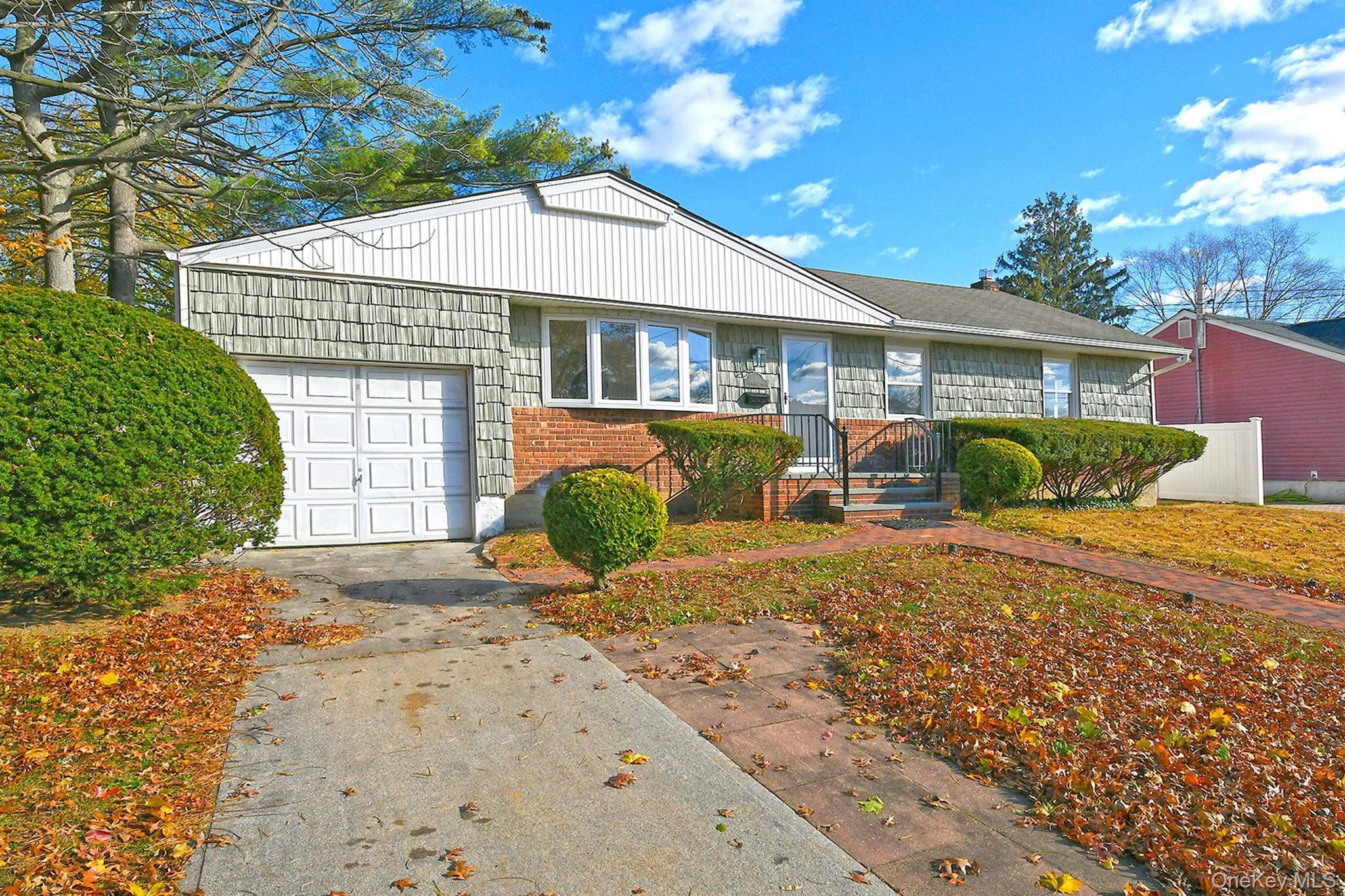 7 Stephen Drive, Farmingdale, NY 11735