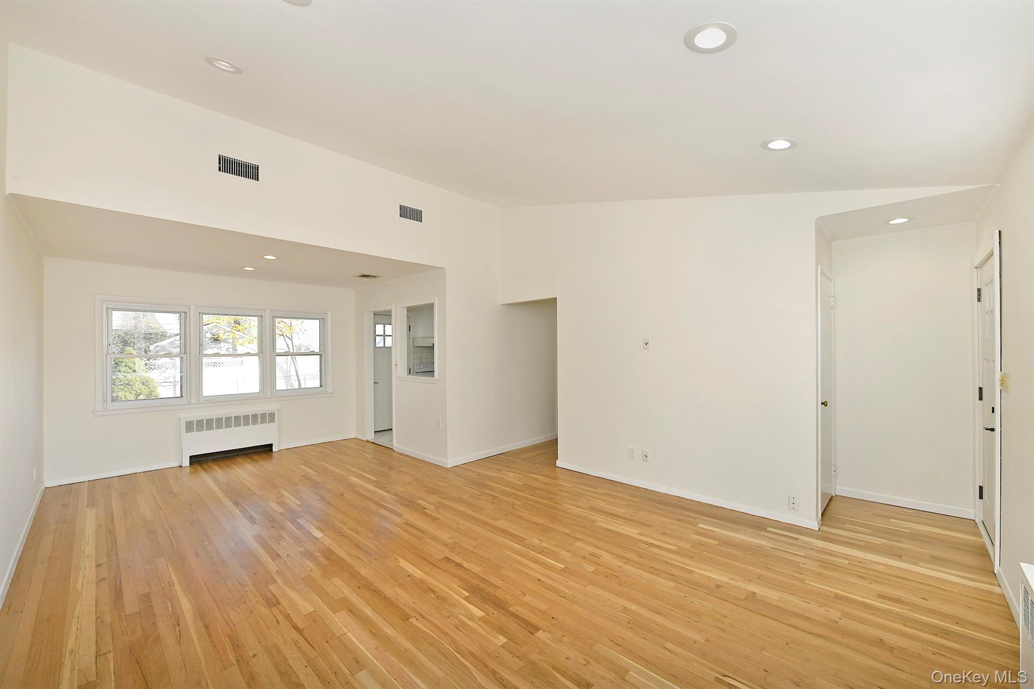 7 Stephen Drive, Farmingdale, NY 11735