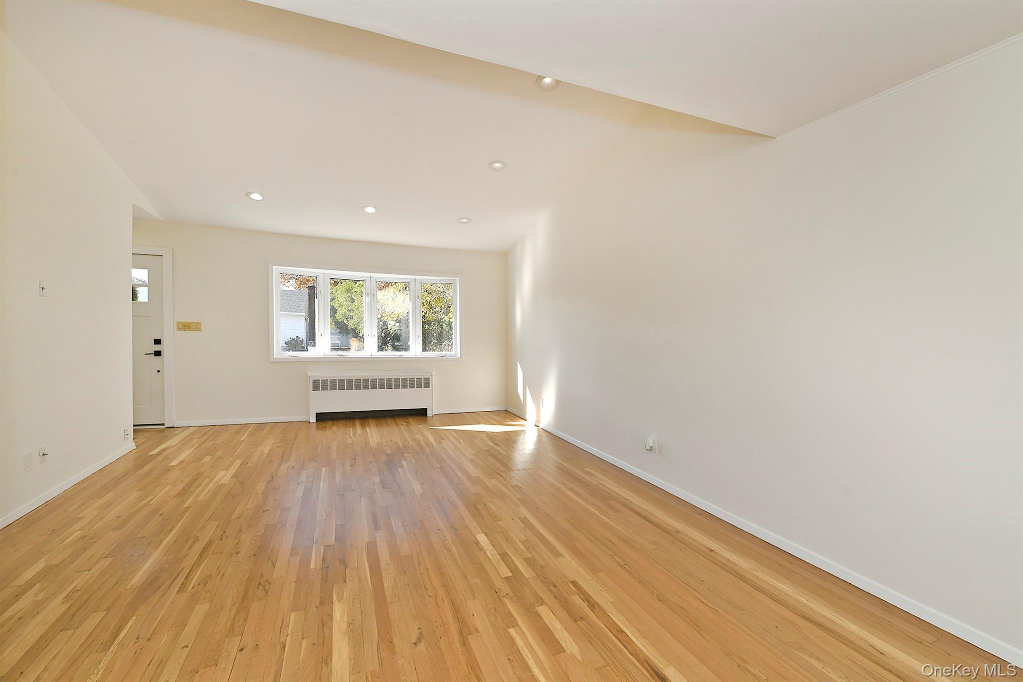 7 Stephen Drive, Farmingdale, NY 11735