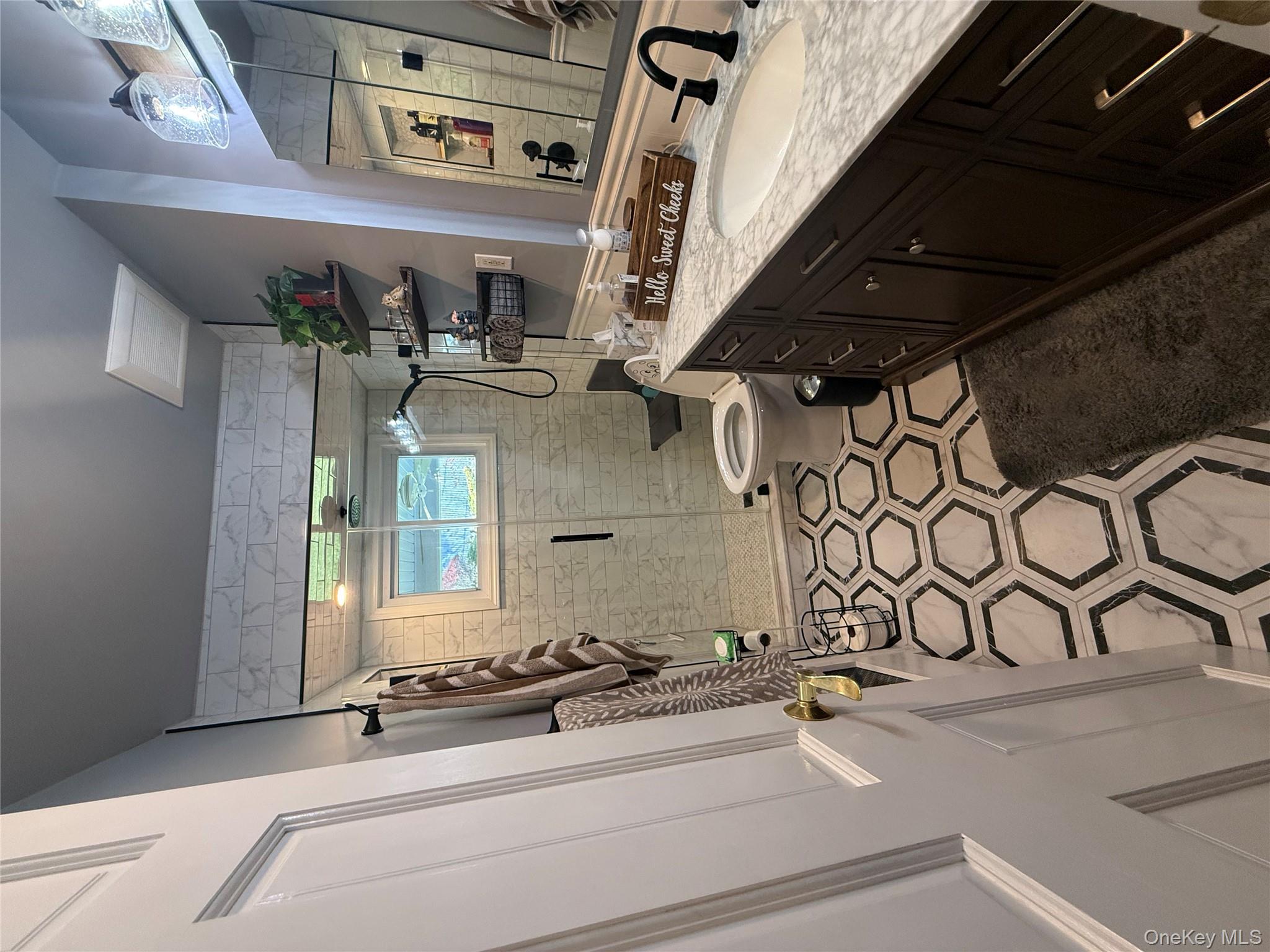 6 Lee Place, Old Bethpage, NY 11804