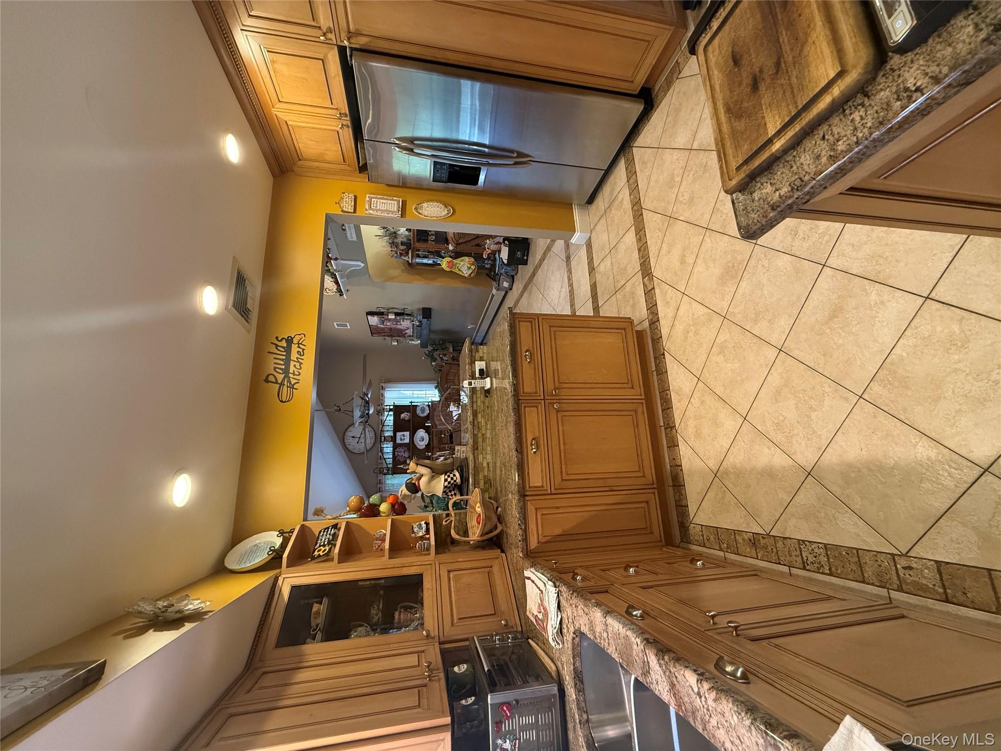 6 Lee Place, Old Bethpage, NY 11804