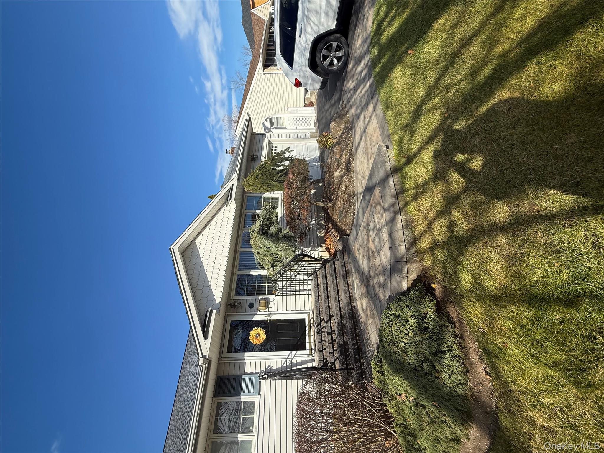 6 Lee Place, Old Bethpage, NY 11804