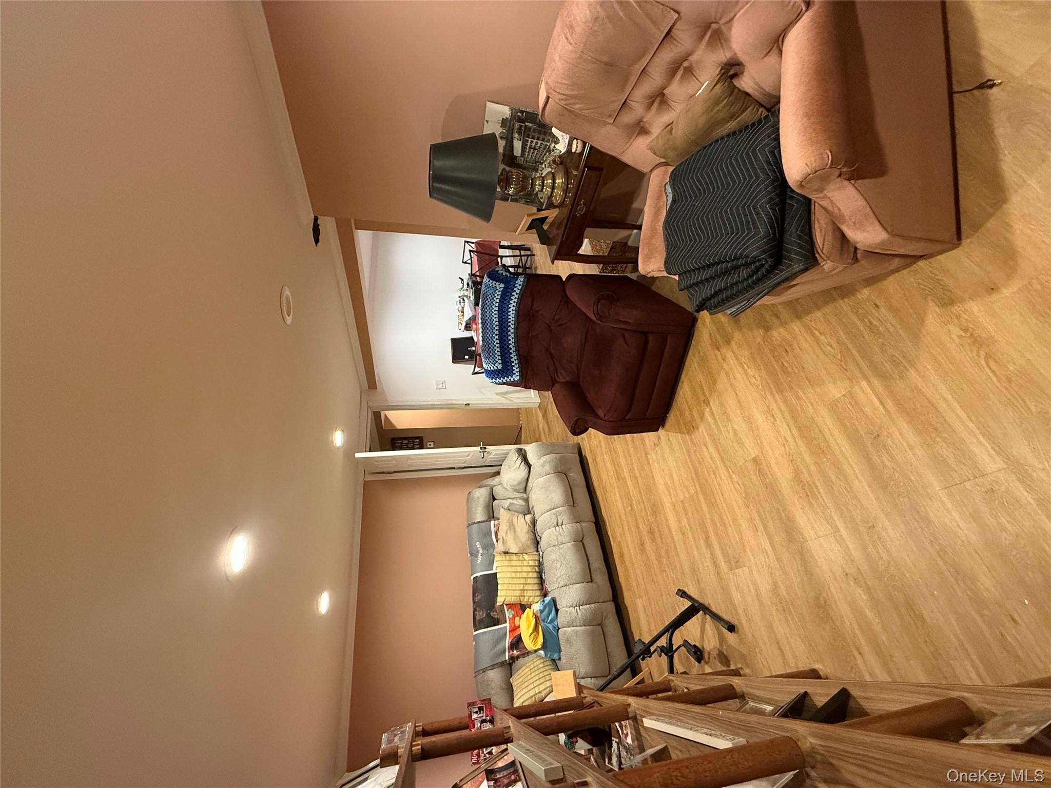 6 Lee Place, Old Bethpage, NY 11804