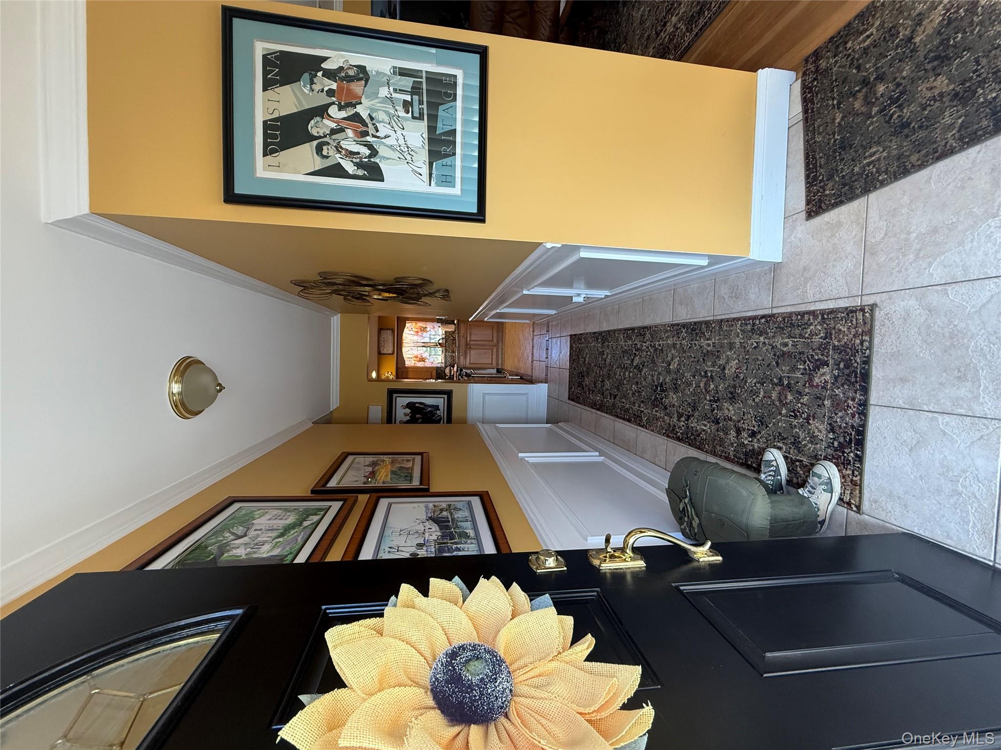 6 Lee Place, Old Bethpage, NY 11804