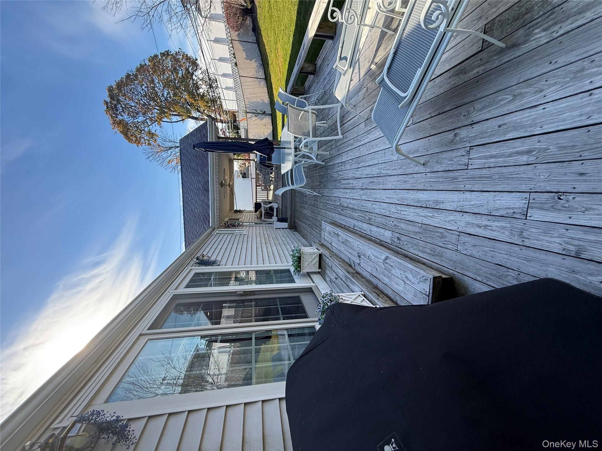 6 Lee Place, Old Bethpage, NY 11804