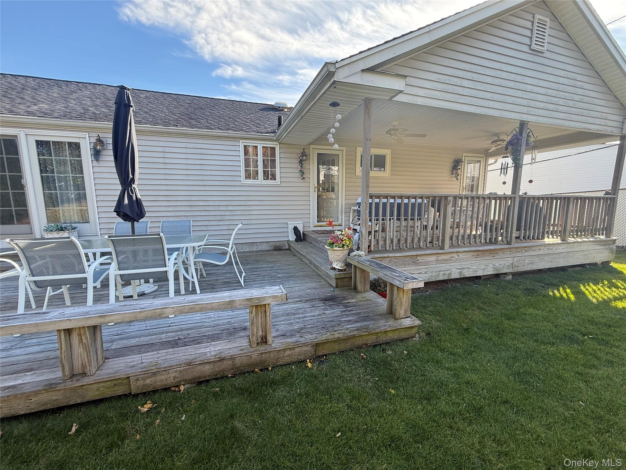 6 Lee Place, Old Bethpage, NY 11804