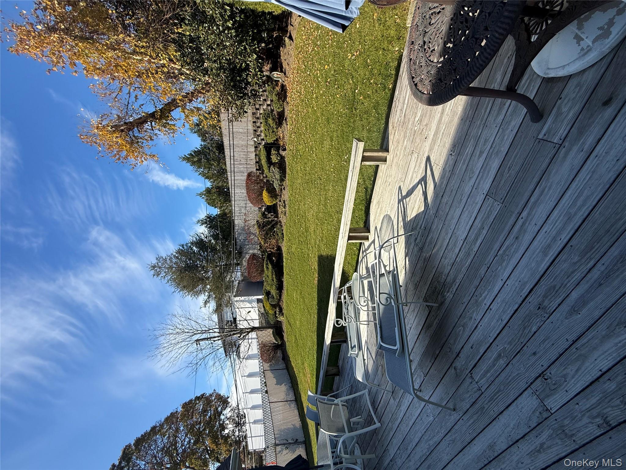 6 Lee Place, Old Bethpage, NY 11804