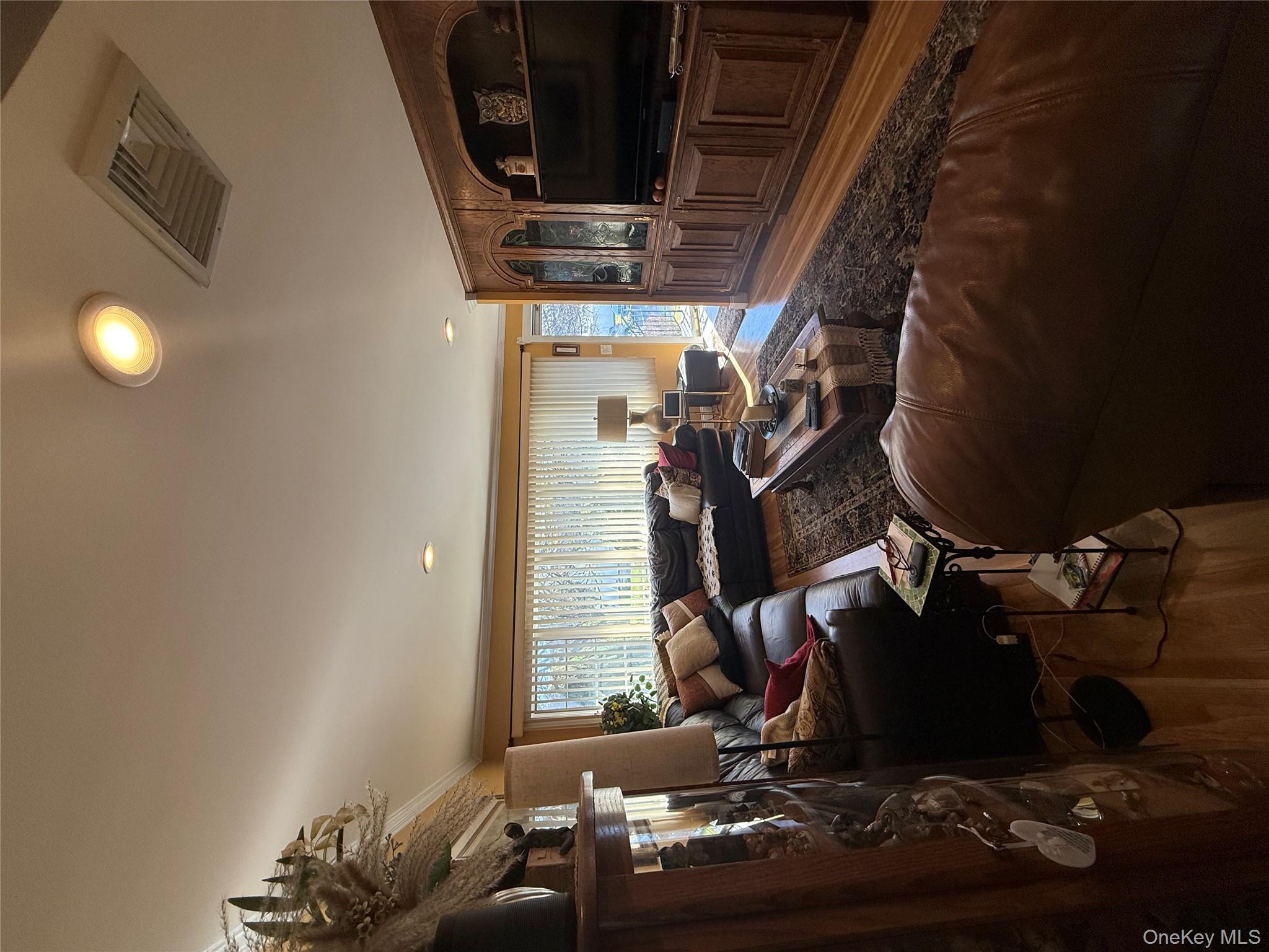 6 Lee Place, Old Bethpage, NY 11804