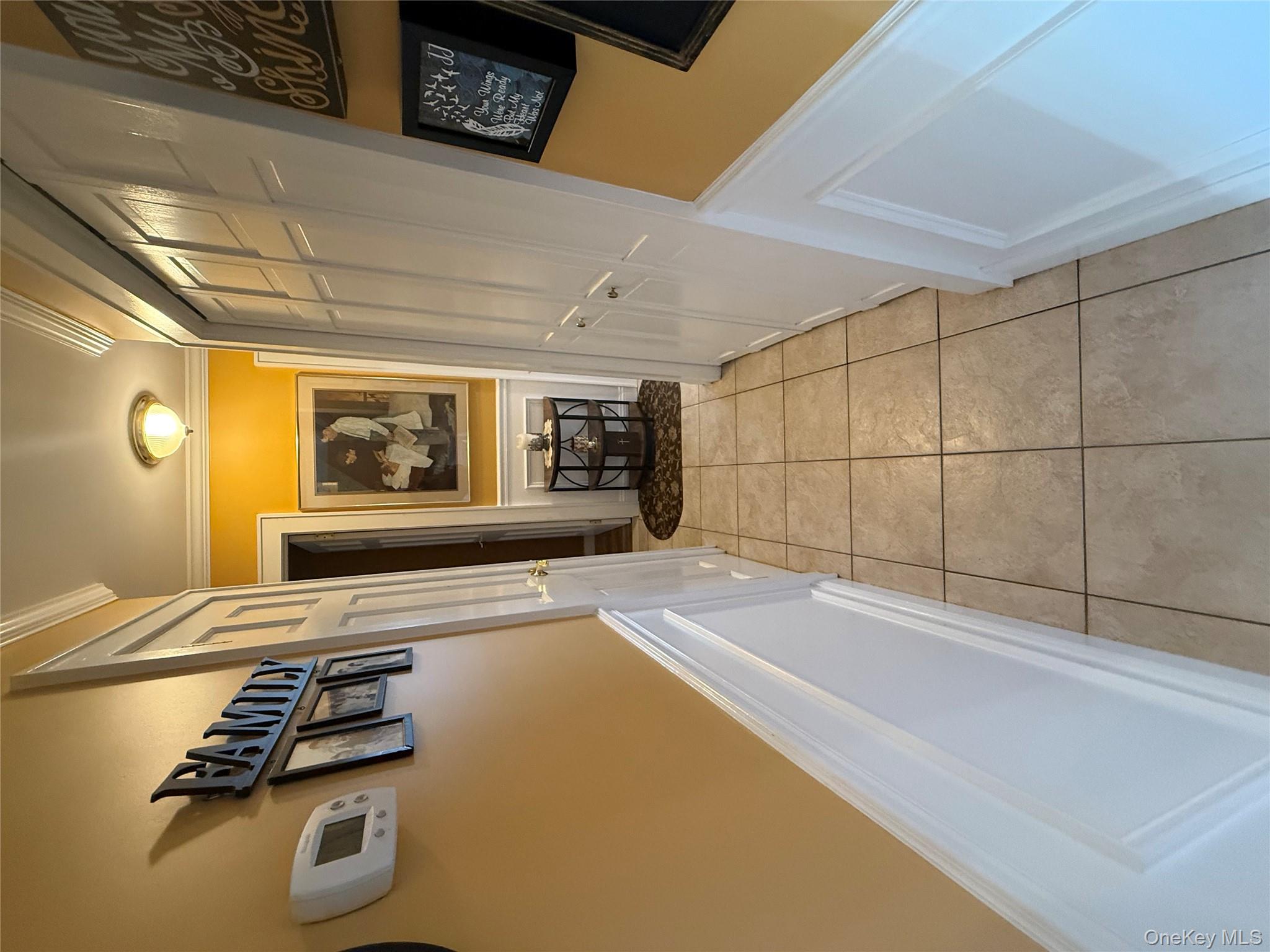 6 Lee Place, Old Bethpage, NY 11804