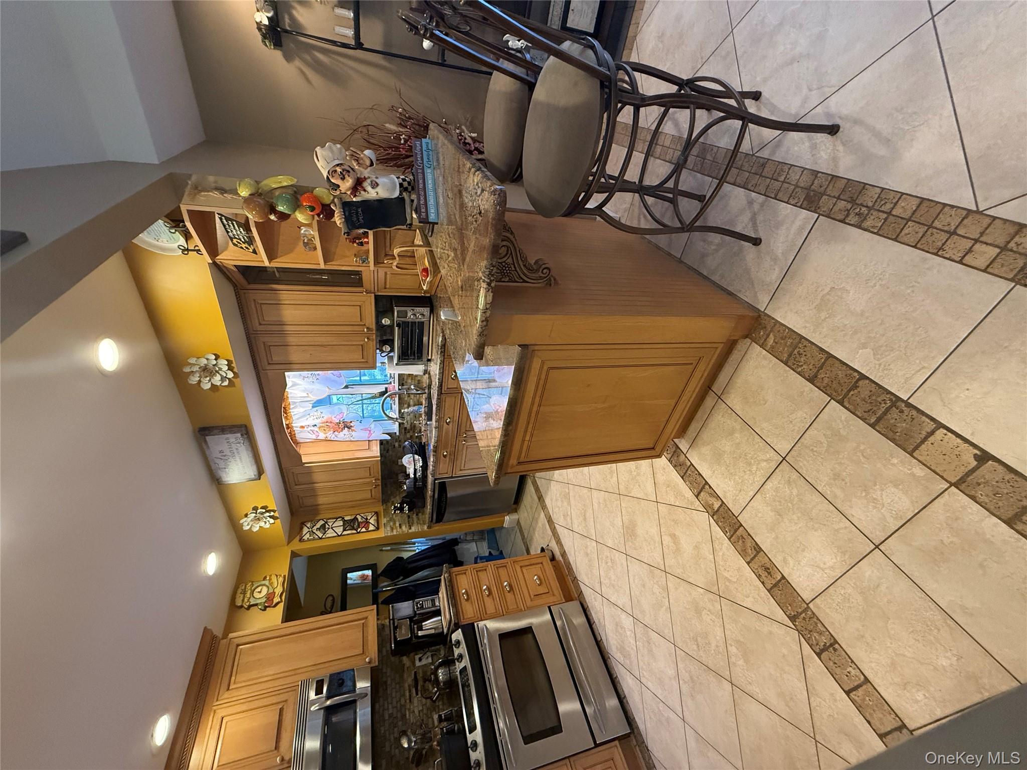 6 Lee Place, Old Bethpage, NY 11804