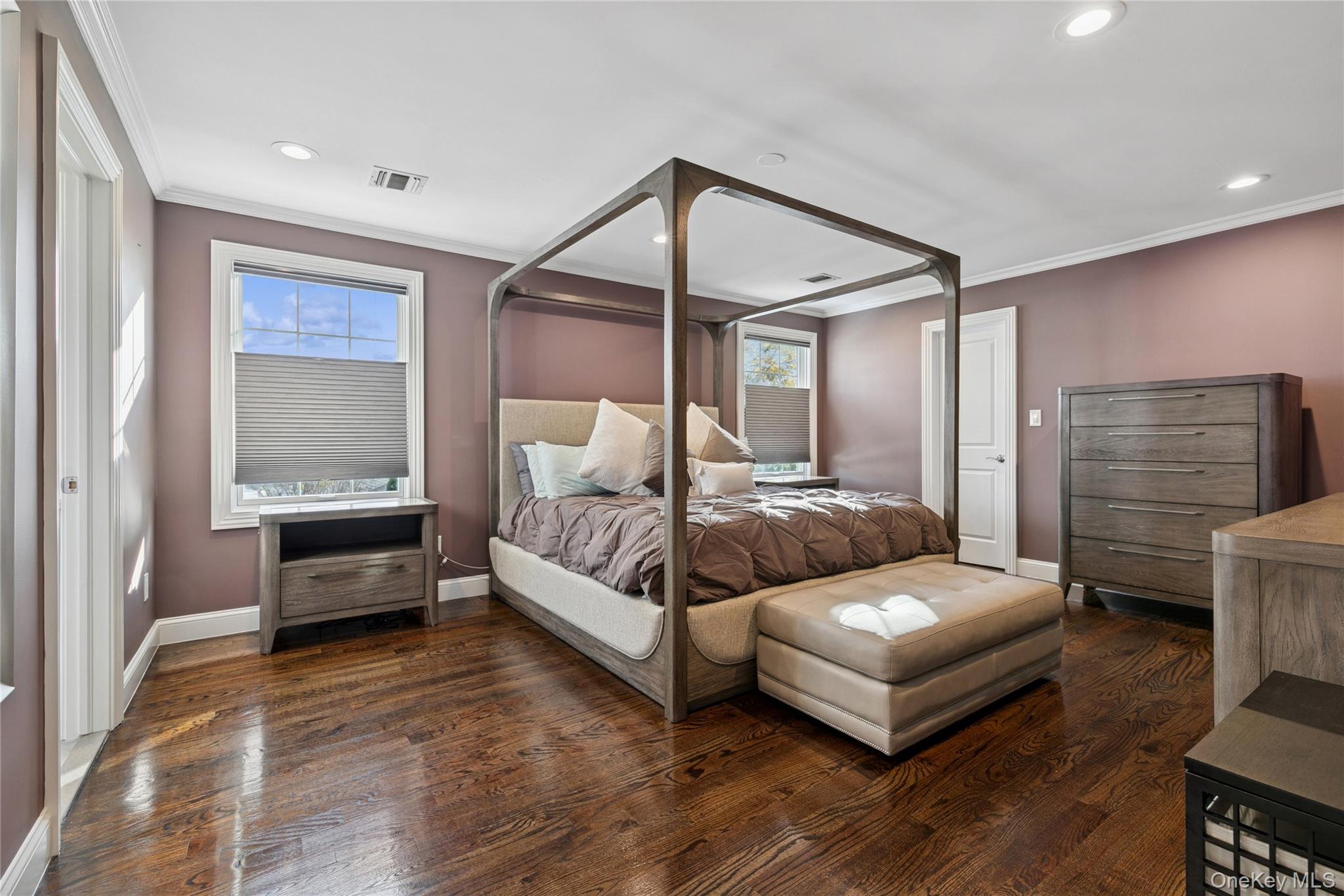 5 Vernon Street, Plainview, NY 11803