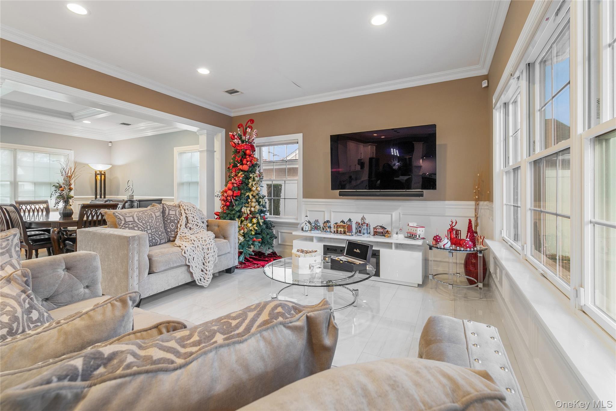 5 Vernon Street, Plainview, NY 11803