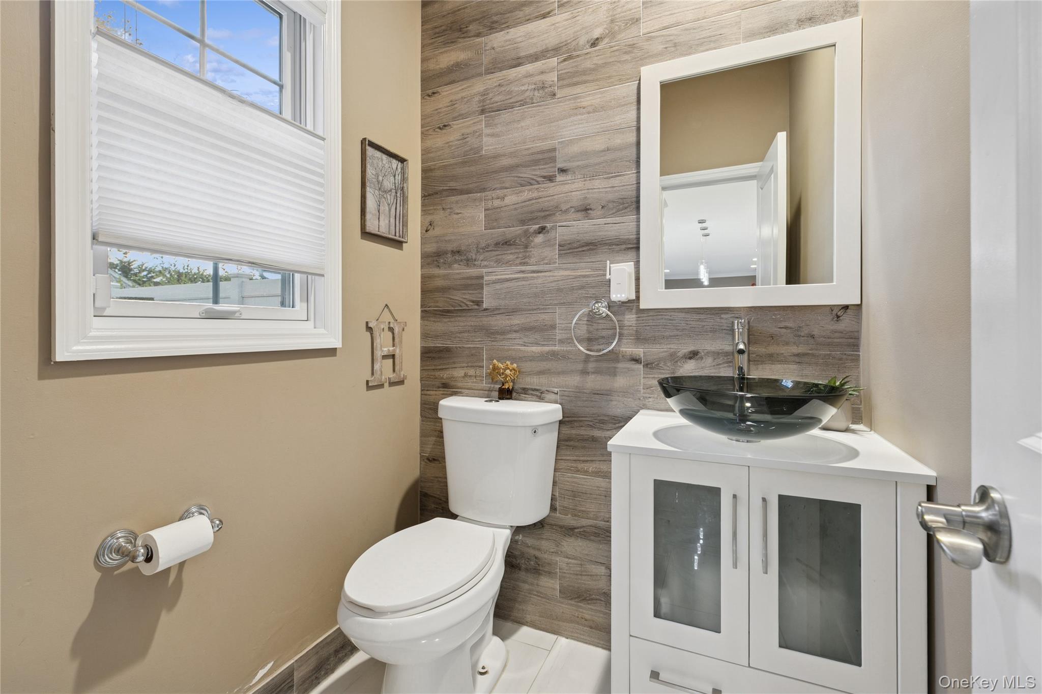 5 Vernon Street, Plainview, NY 11803