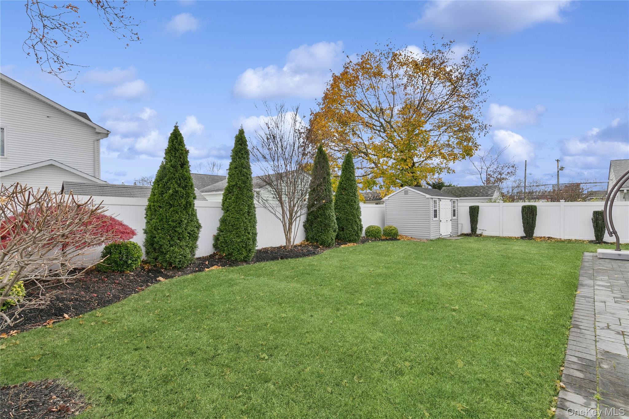 5 Vernon Street, Plainview, NY 11803