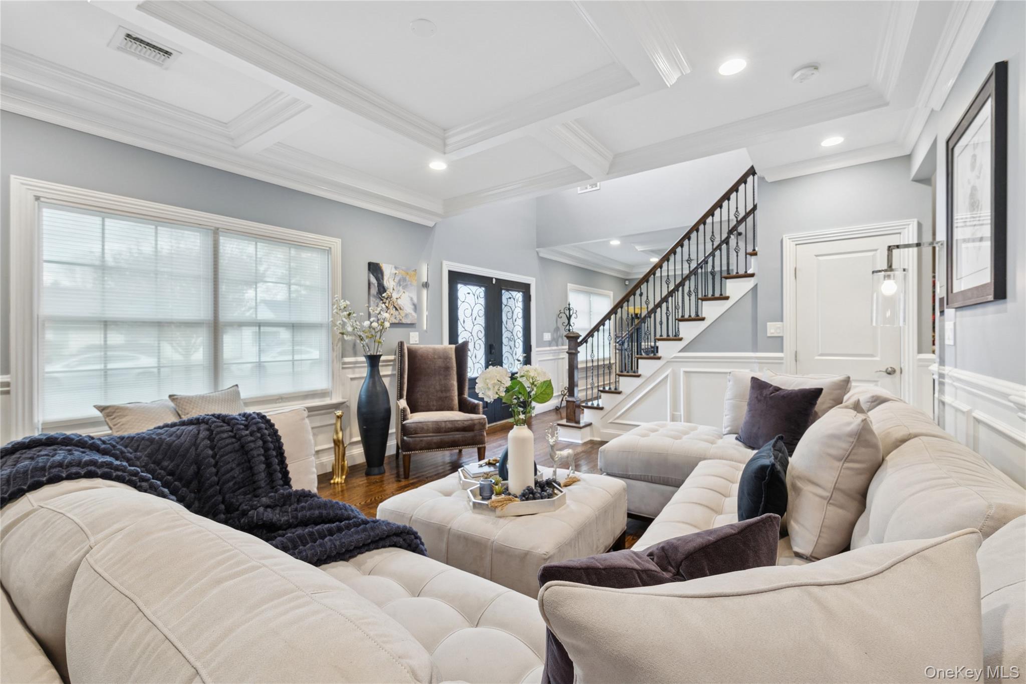 5 Vernon Street, Plainview, NY 11803