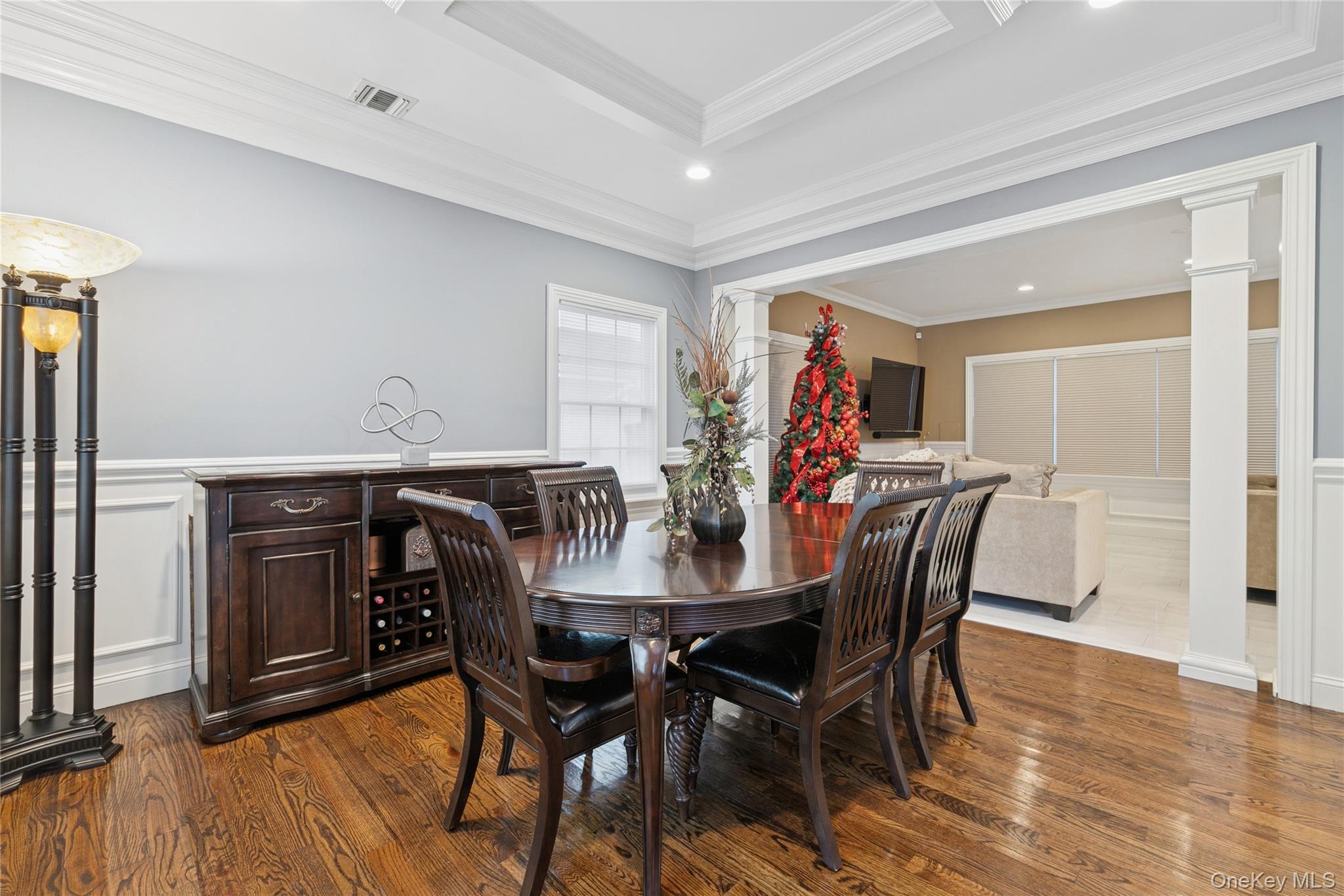 5 Vernon Street, Plainview, NY 11803