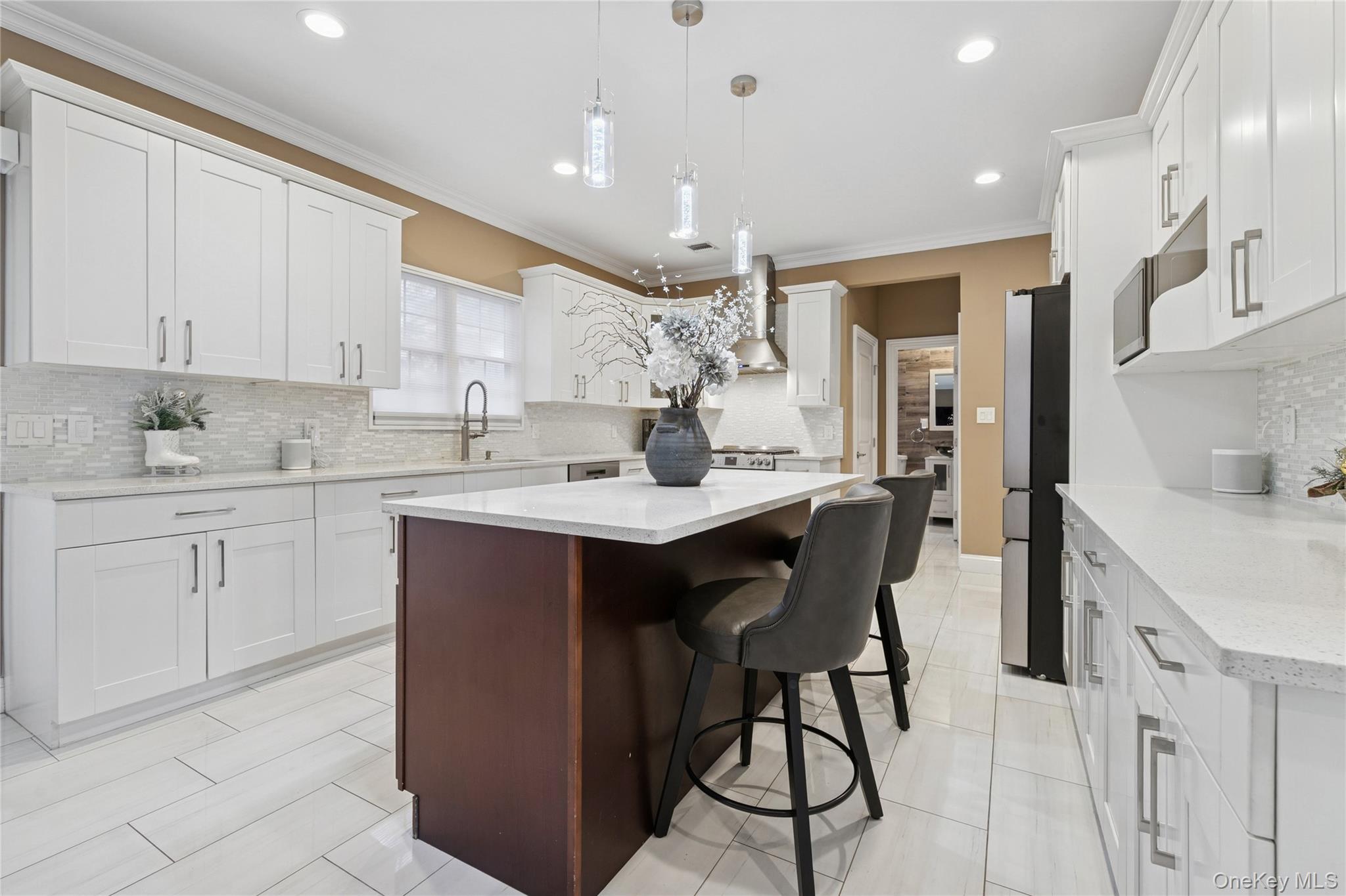 5 Vernon Street, Plainview, NY 11803