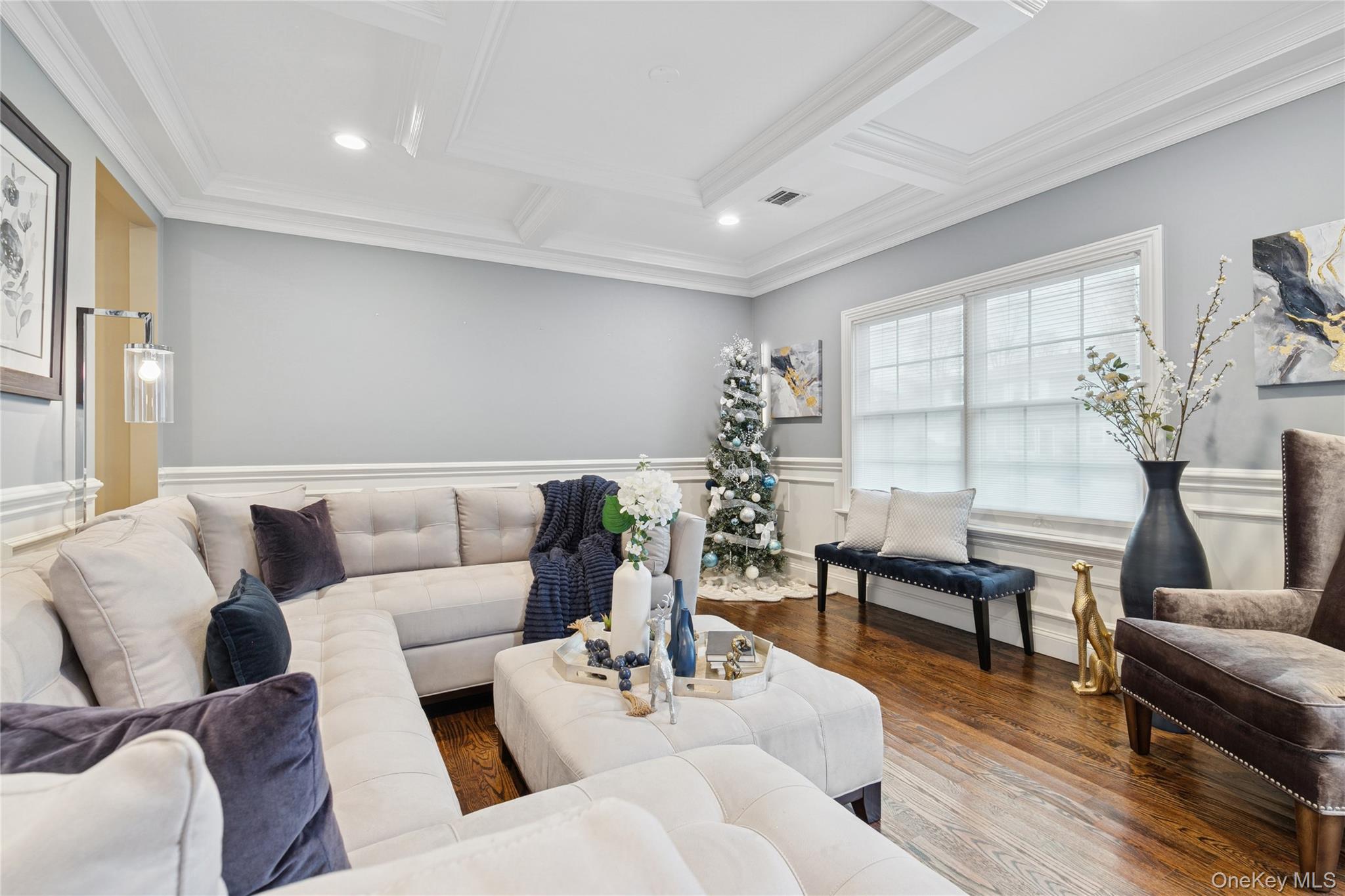 5 Vernon Street, Plainview, NY 11803