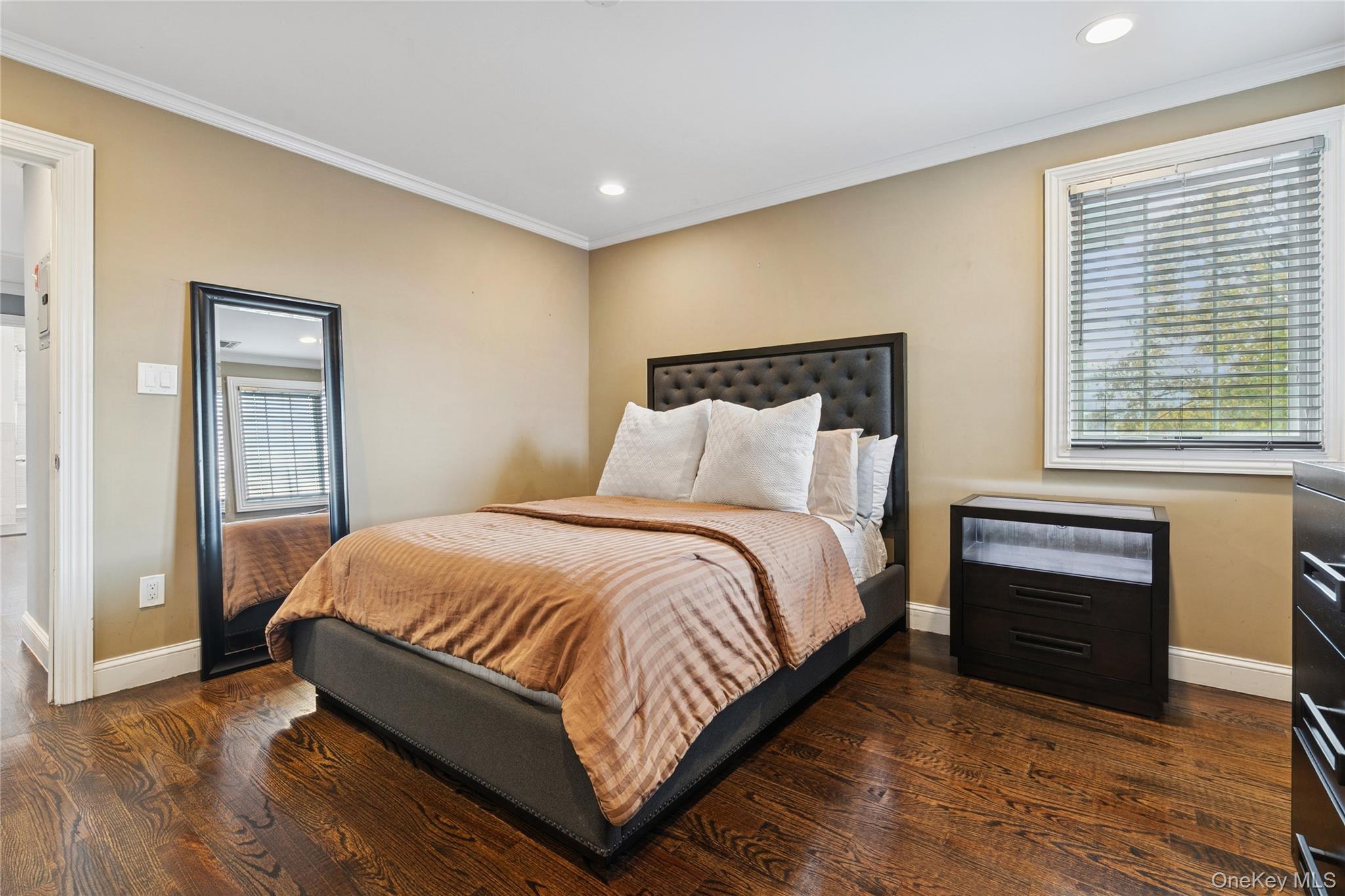 5 Vernon Street, Plainview, NY 11803