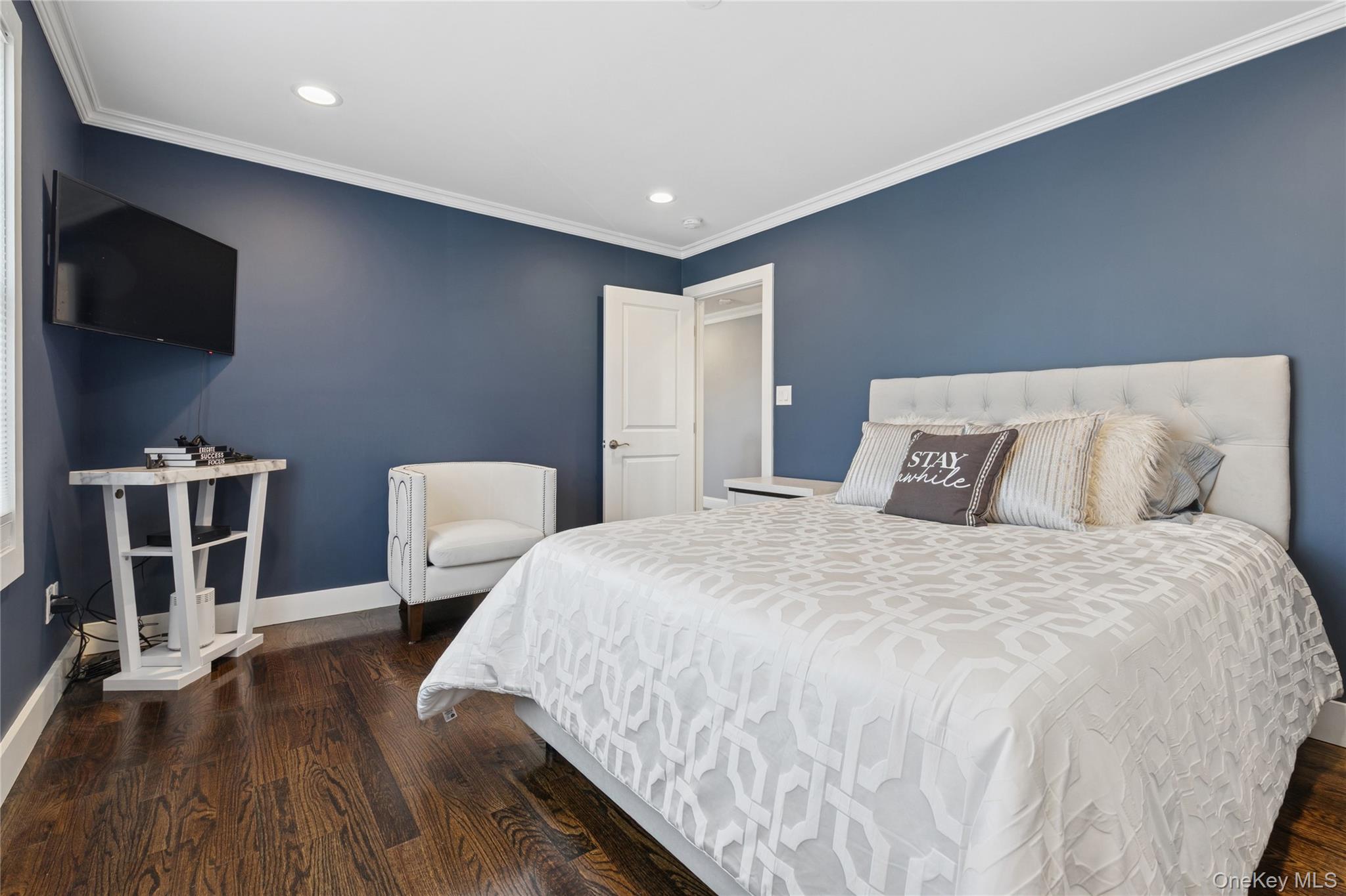 5 Vernon Street, Plainview, NY 11803