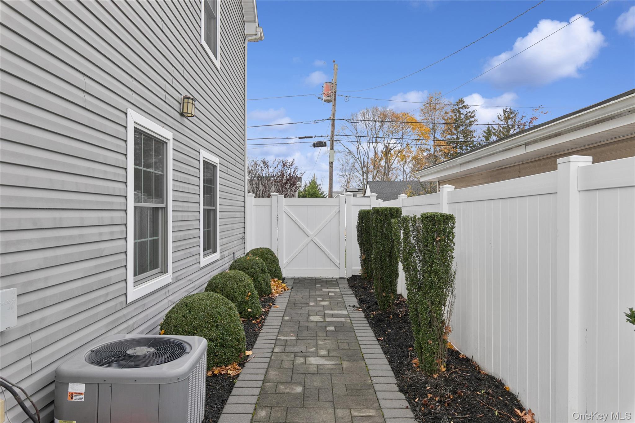 5 Vernon Street, Plainview, NY 11803