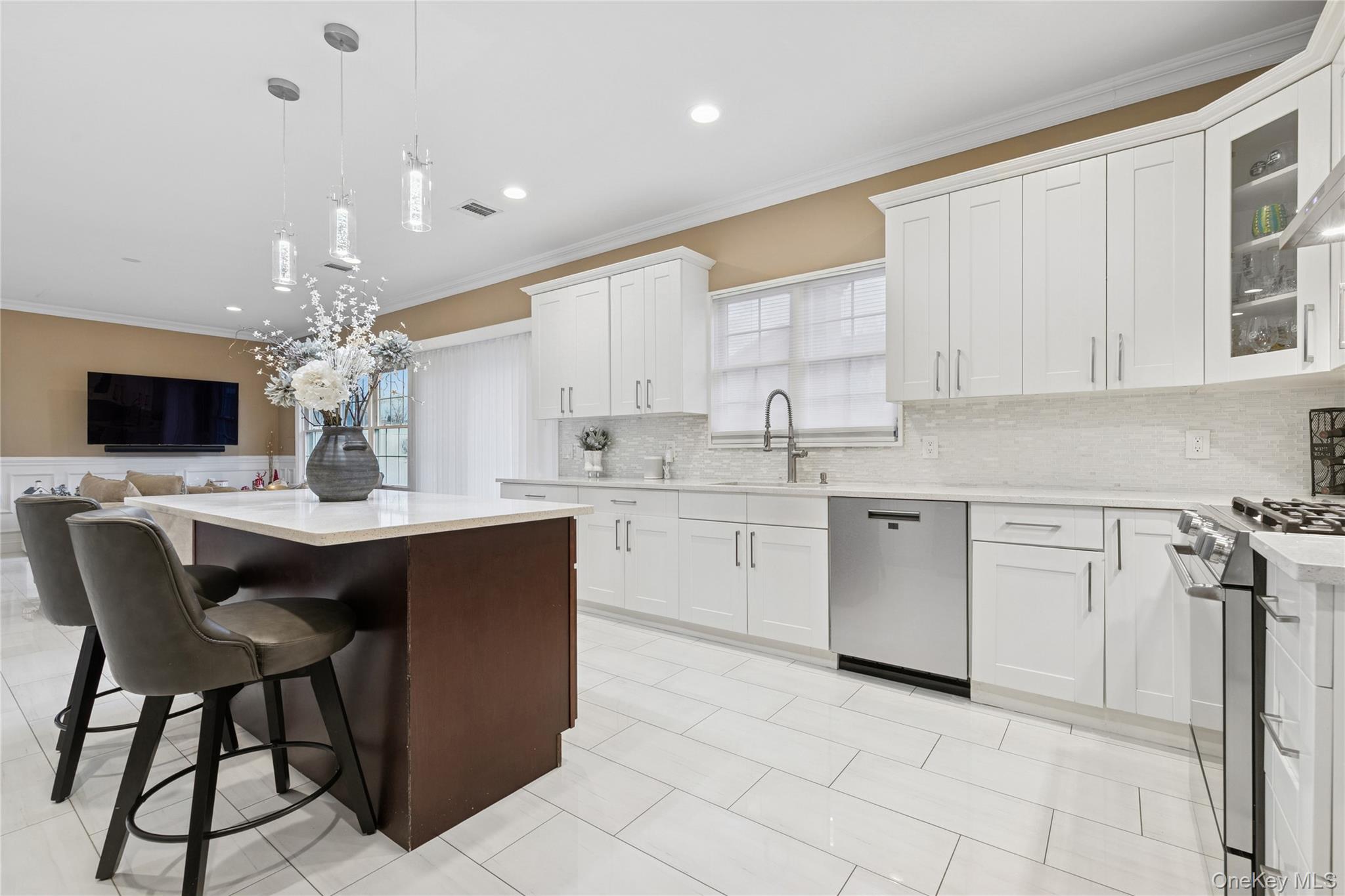 5 Vernon Street, Plainview, NY 11803