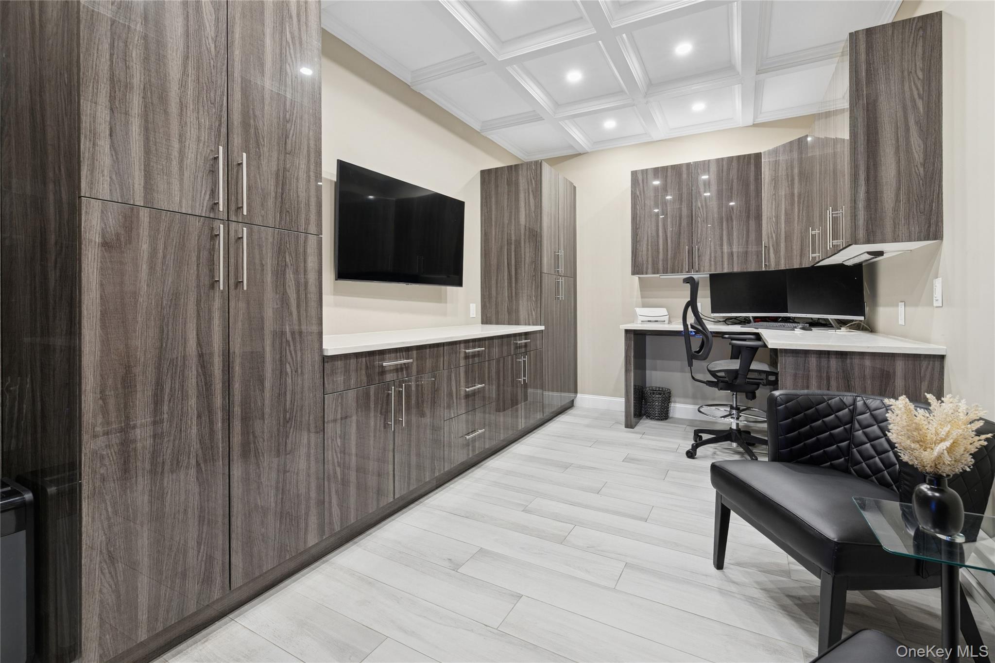 5 Vernon Street, Plainview, NY 11803