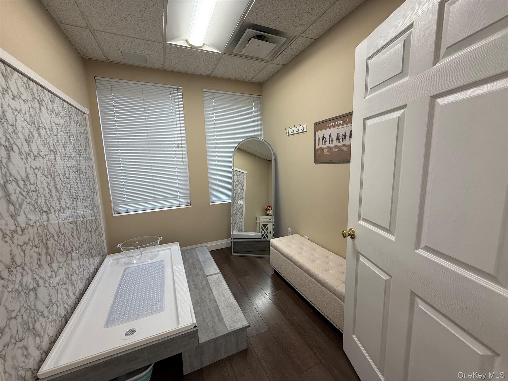 996 W Jericho Turnpike, Smithtown, NY 11787